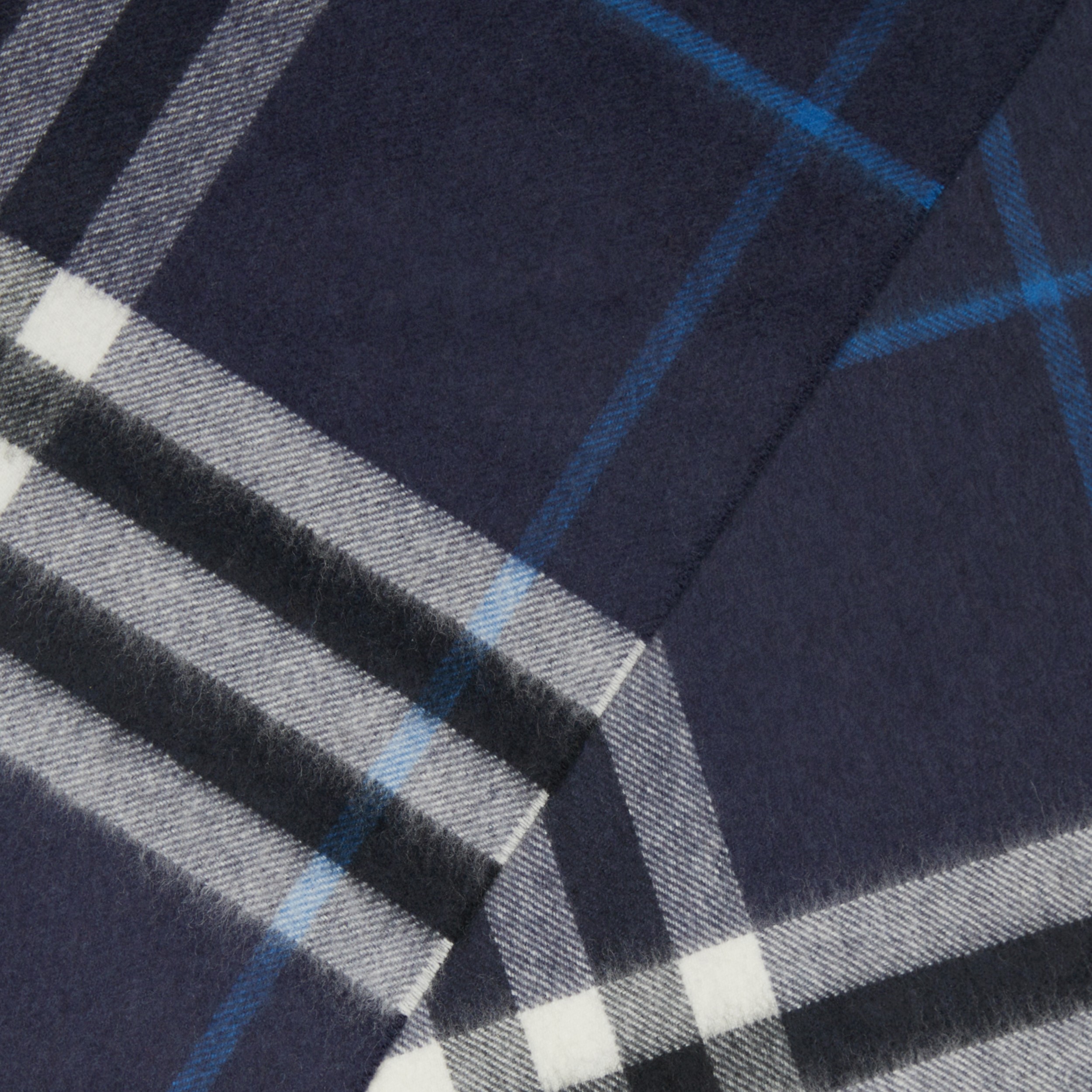 Cachecol de cashmere com estampa Night Check – Exclusividade on-line (Azul Grafite Escuro) | Burberry® oficial - 2
