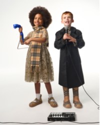 Dois modelos vestindo a coleção infantil da Burberry