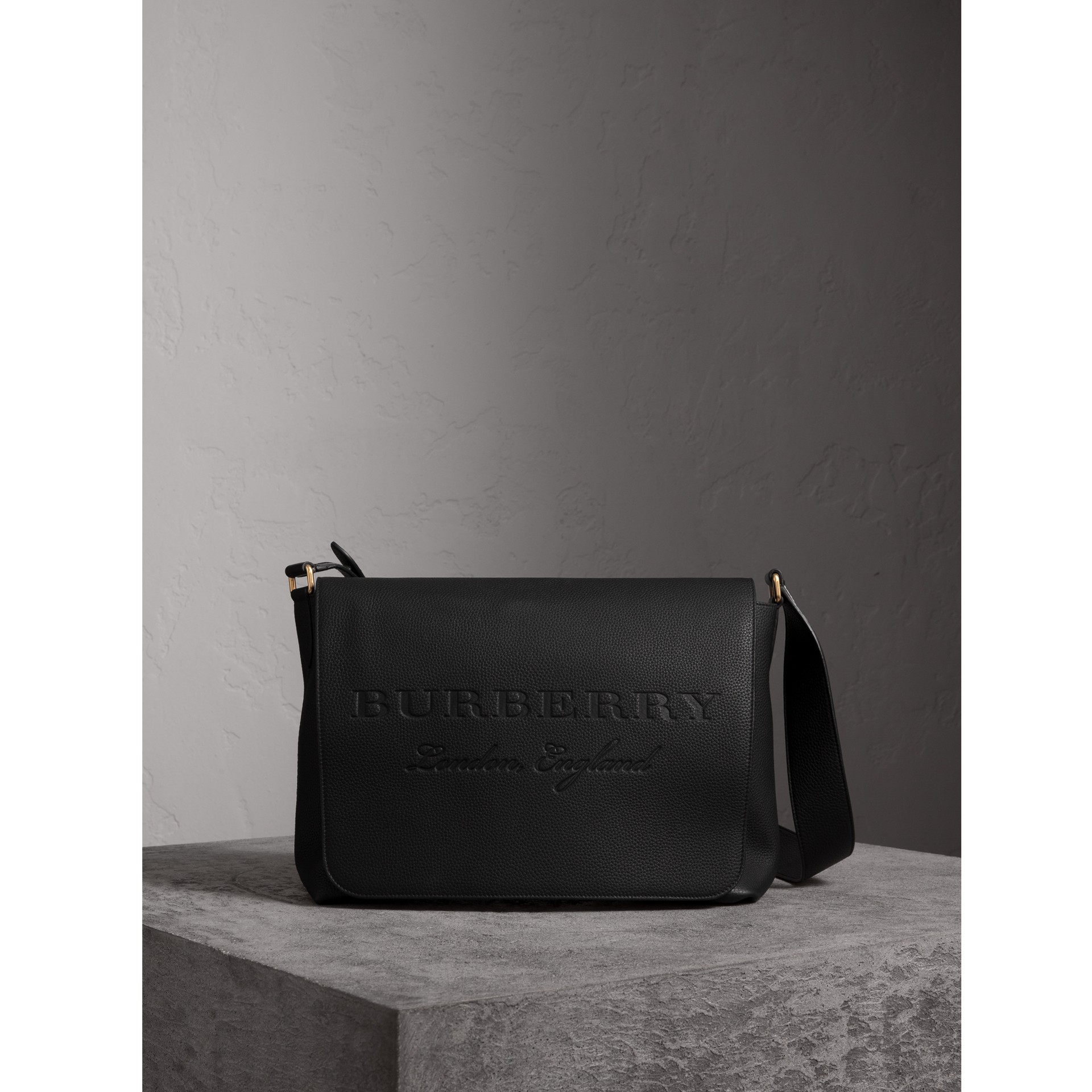 burberry 大號壓花皮革信使包 in black