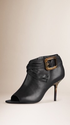 Botas de cano curto peep-toe de couro com detalhe de cinto