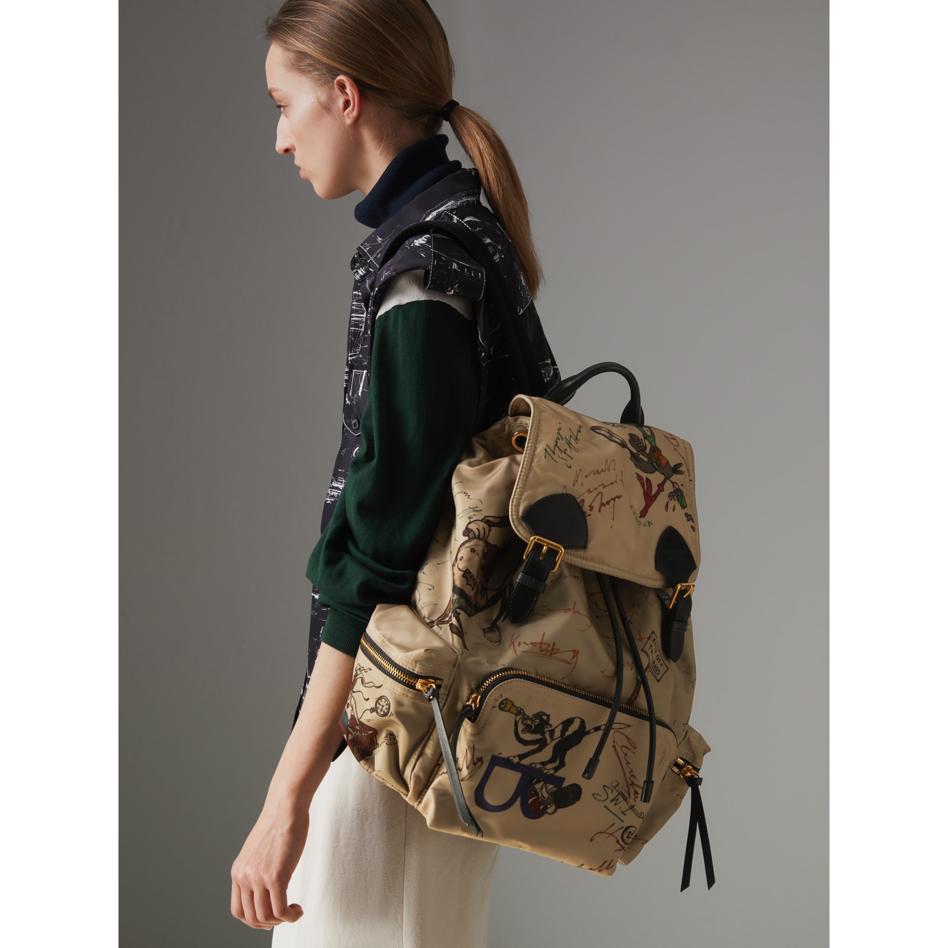 Zaino The Rucksack grande in nylon con disegni stampati Miele