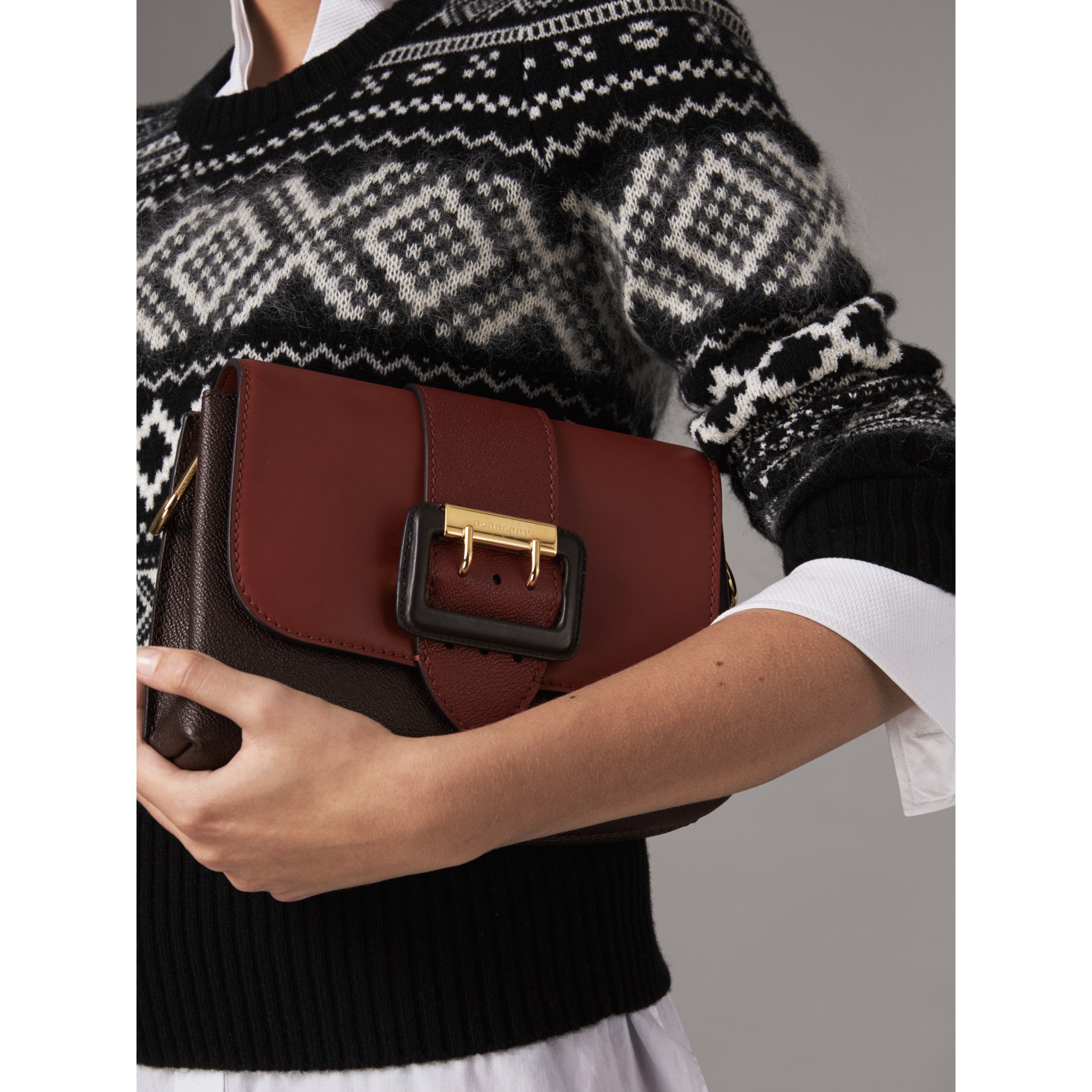 The Buckle Crossbody Bag in Colourblock Leather in Burgundy Women