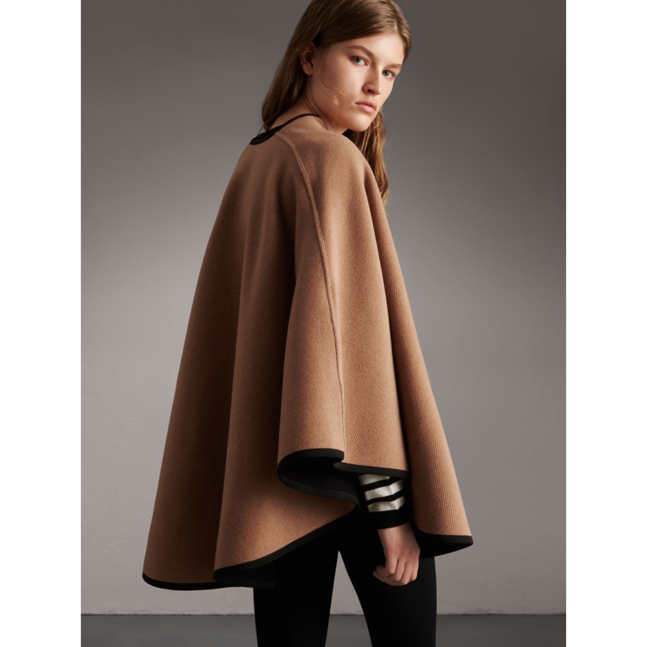 해외 / 정품 / 버버리 / BURBERRY 40419351 Military Cape - Fioritto