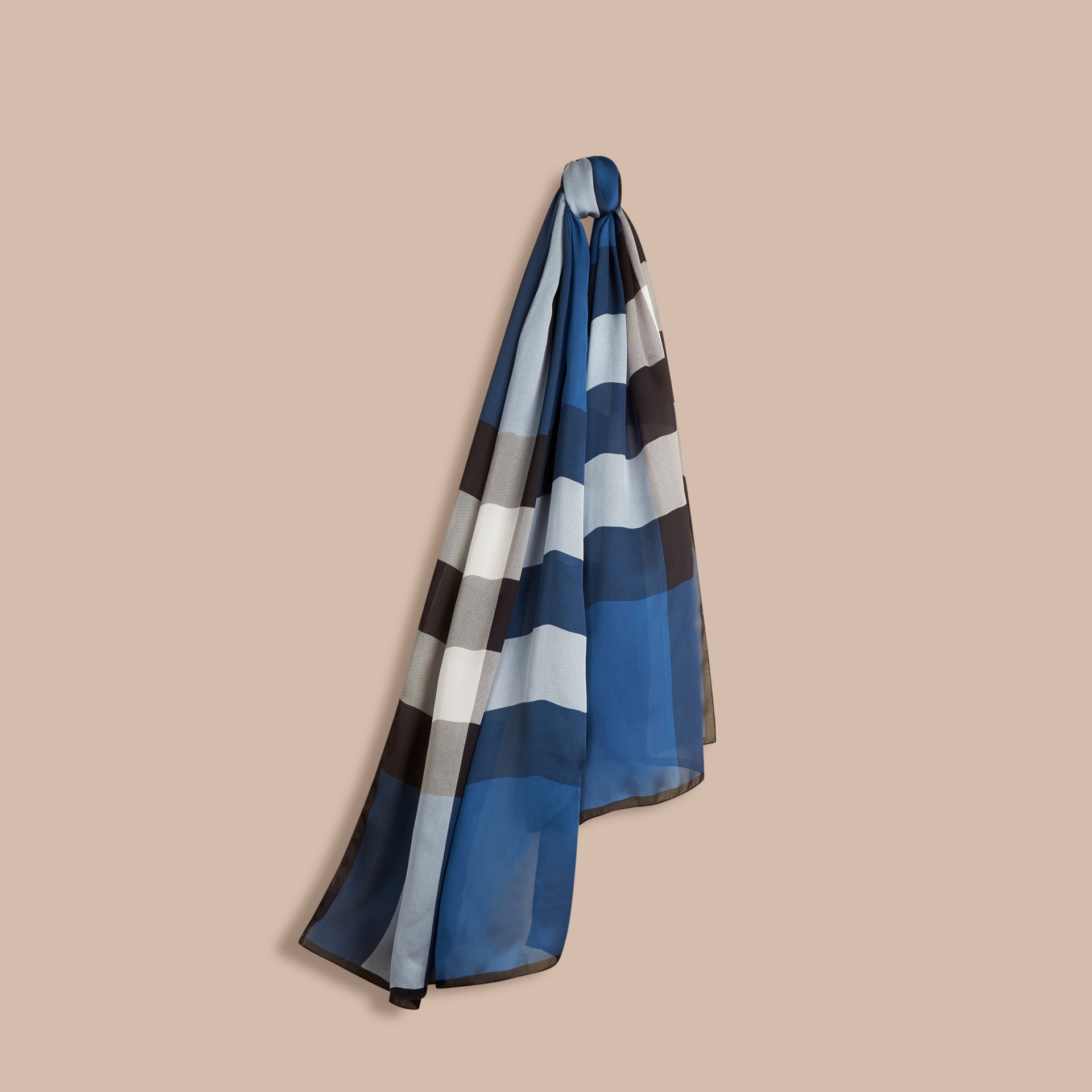 Sciarpa leggera in seta con motivo check Blu Cadetto | Burberry