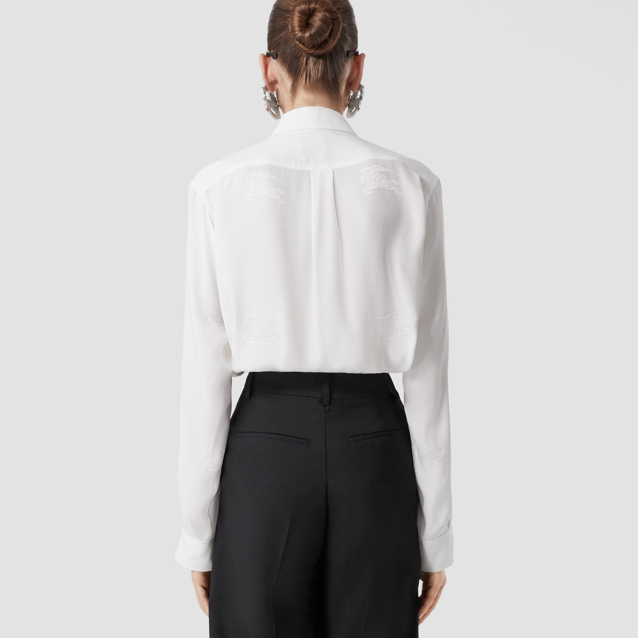 Camisa oversize en seda con emblemas Equestrian Knight (Blanco Óptico) - Mujer | Burberry® oficial - 3