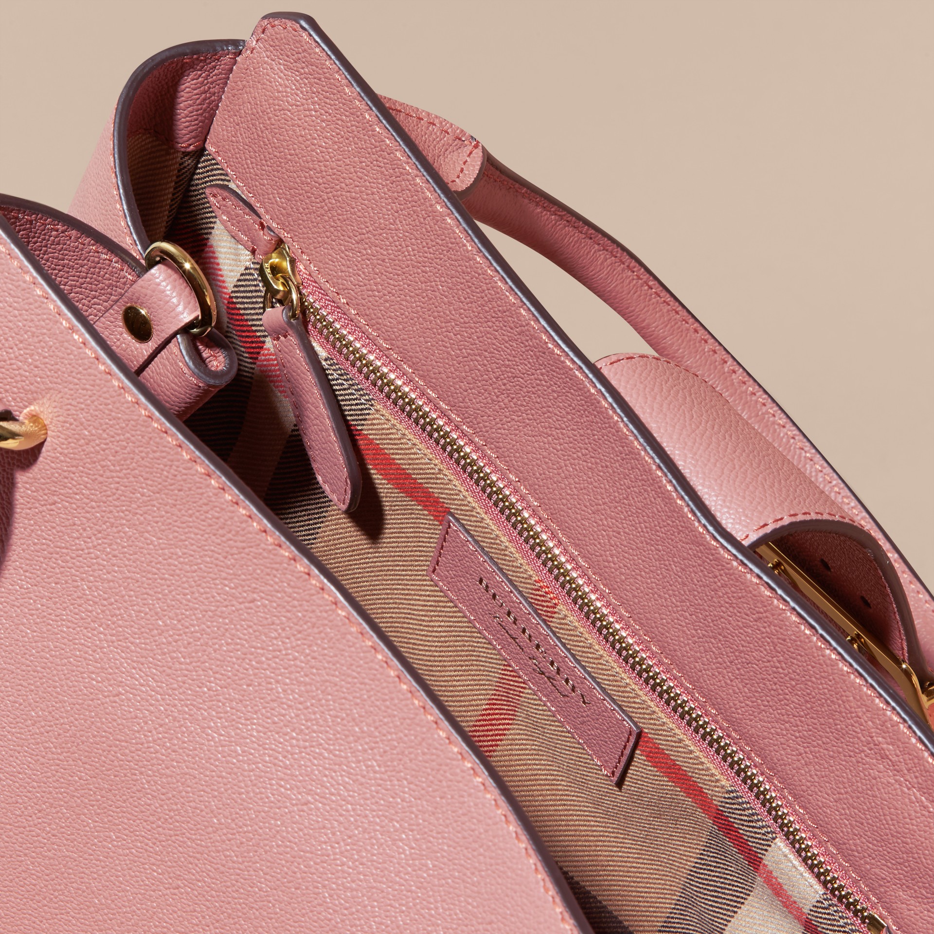 The Medium Buckle Tote in Grainy Leather Dusty Pink | Burberry