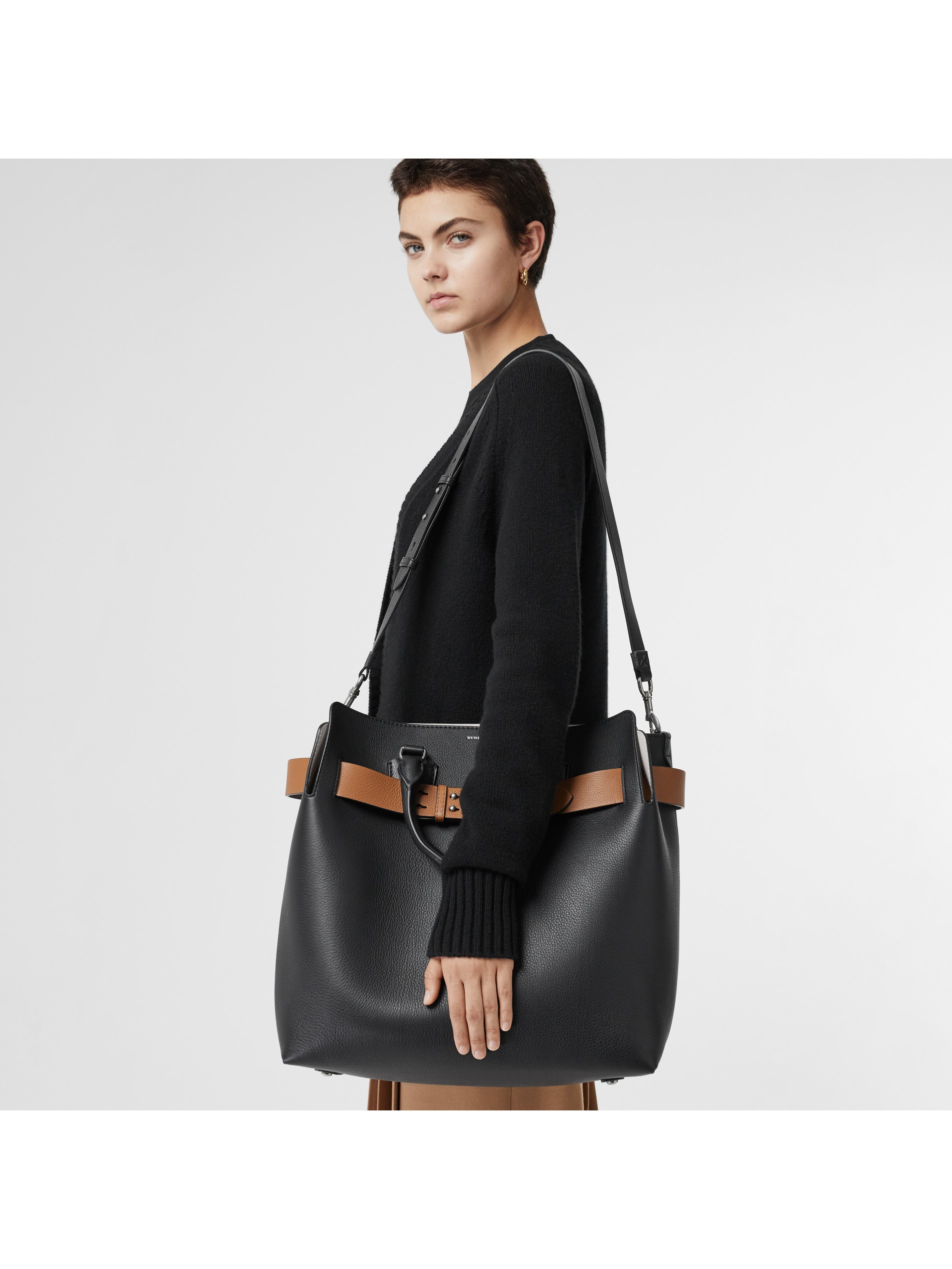 一起来看看the belt - 大号皮革贝尔特包 (黑色) - 女士 | burberry