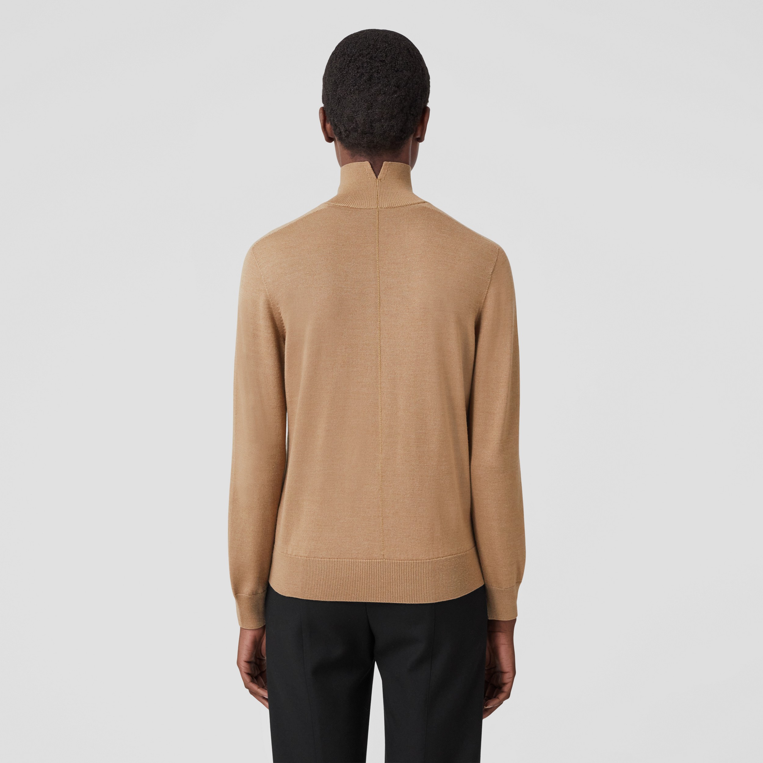 Suéter de lã e seda com gola rulê e monograma (Camel) - Mulheres | Burberry® oficial - 3