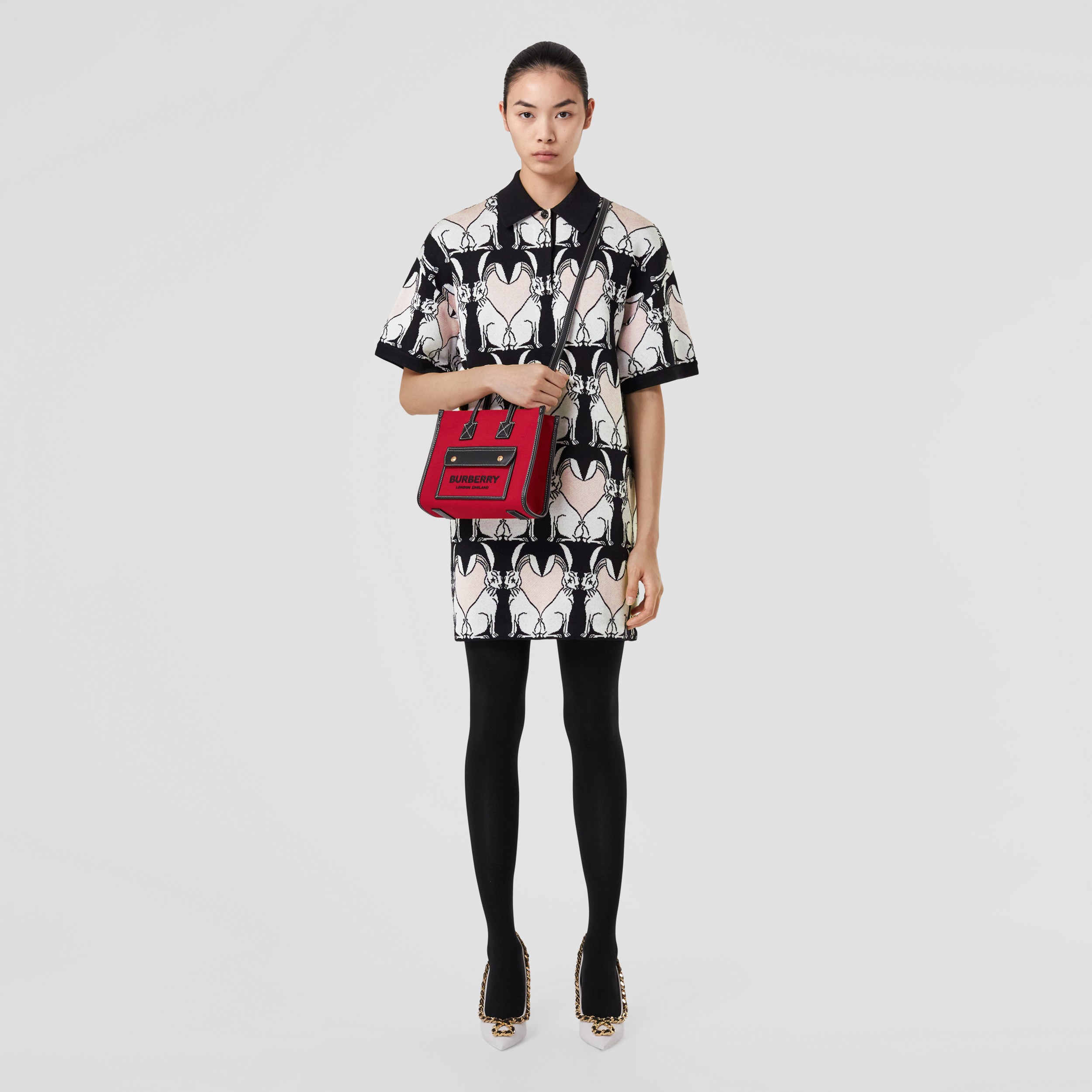 Vestido estilo camisa polo de lã com estampa de coelho em jacquard (Preto) - Mulheres | Burberry® oficial - 4