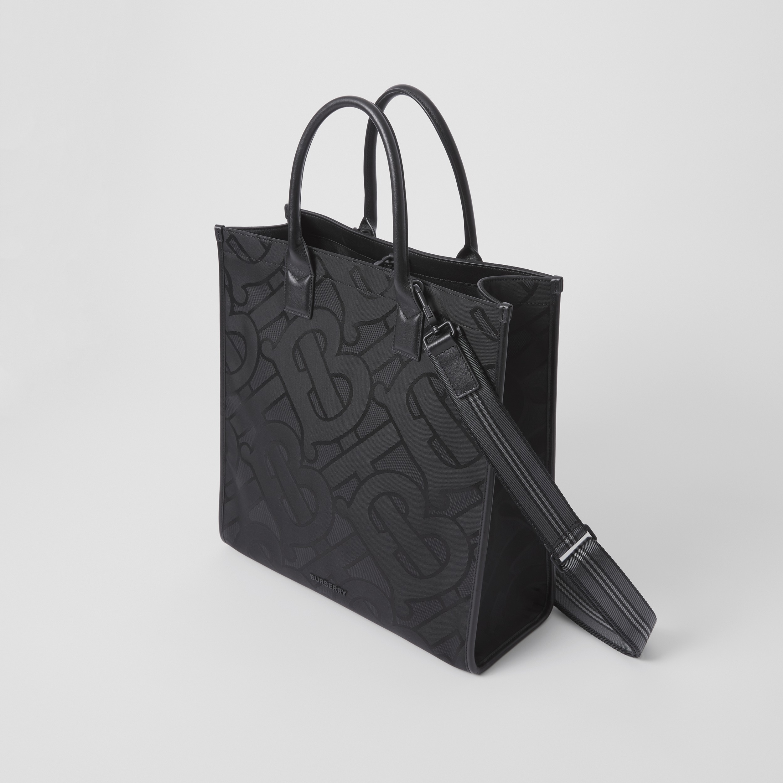 モノグラムジャカード トート (ブラック) - メンズ | Burberry®公式サイト モノグラムジャカード トート (ブラック) - メンズ | Burberry®公式サイト