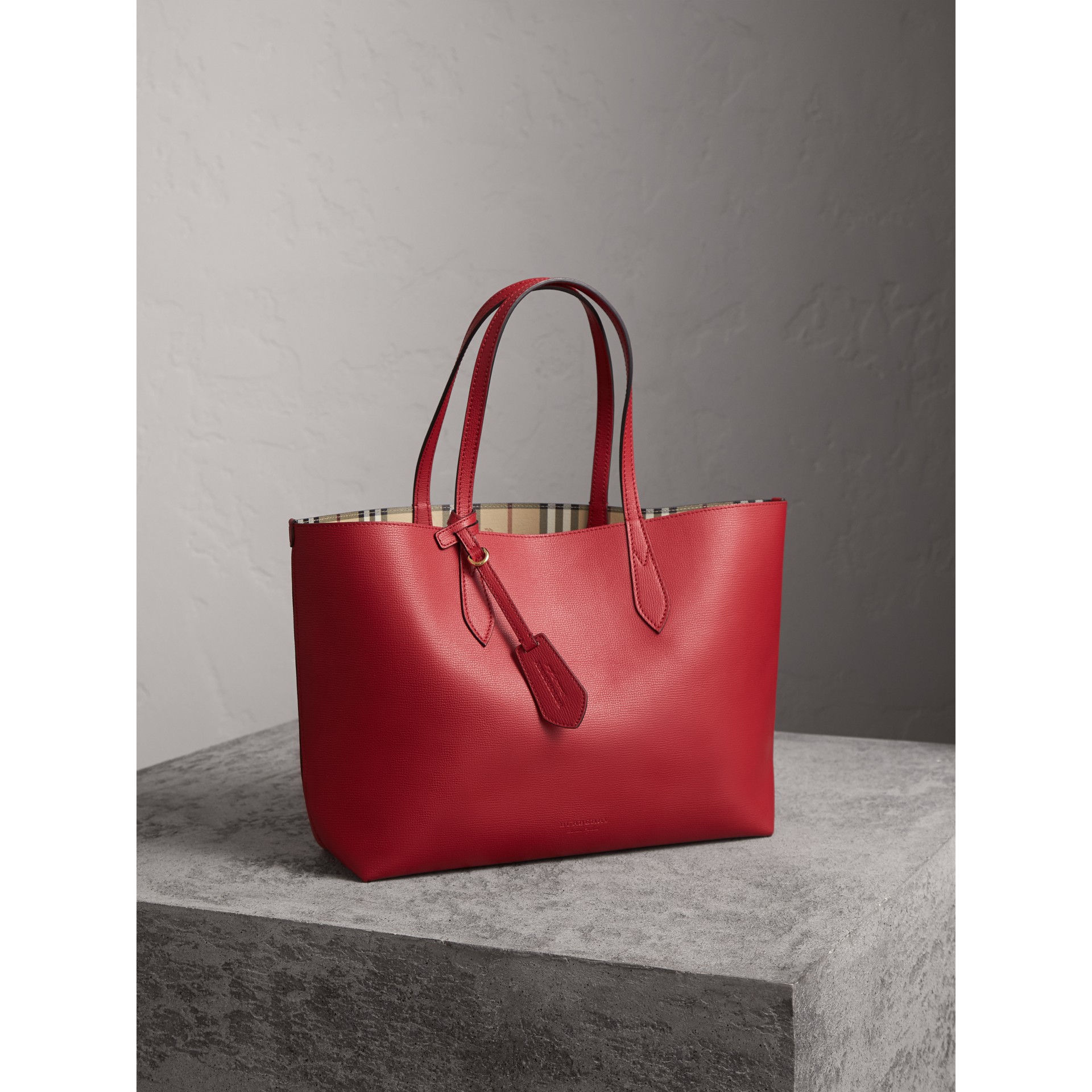 The Medium Reversible Tote in Haymarket Check and Leather in Poppy Red - Women | Burberry United 