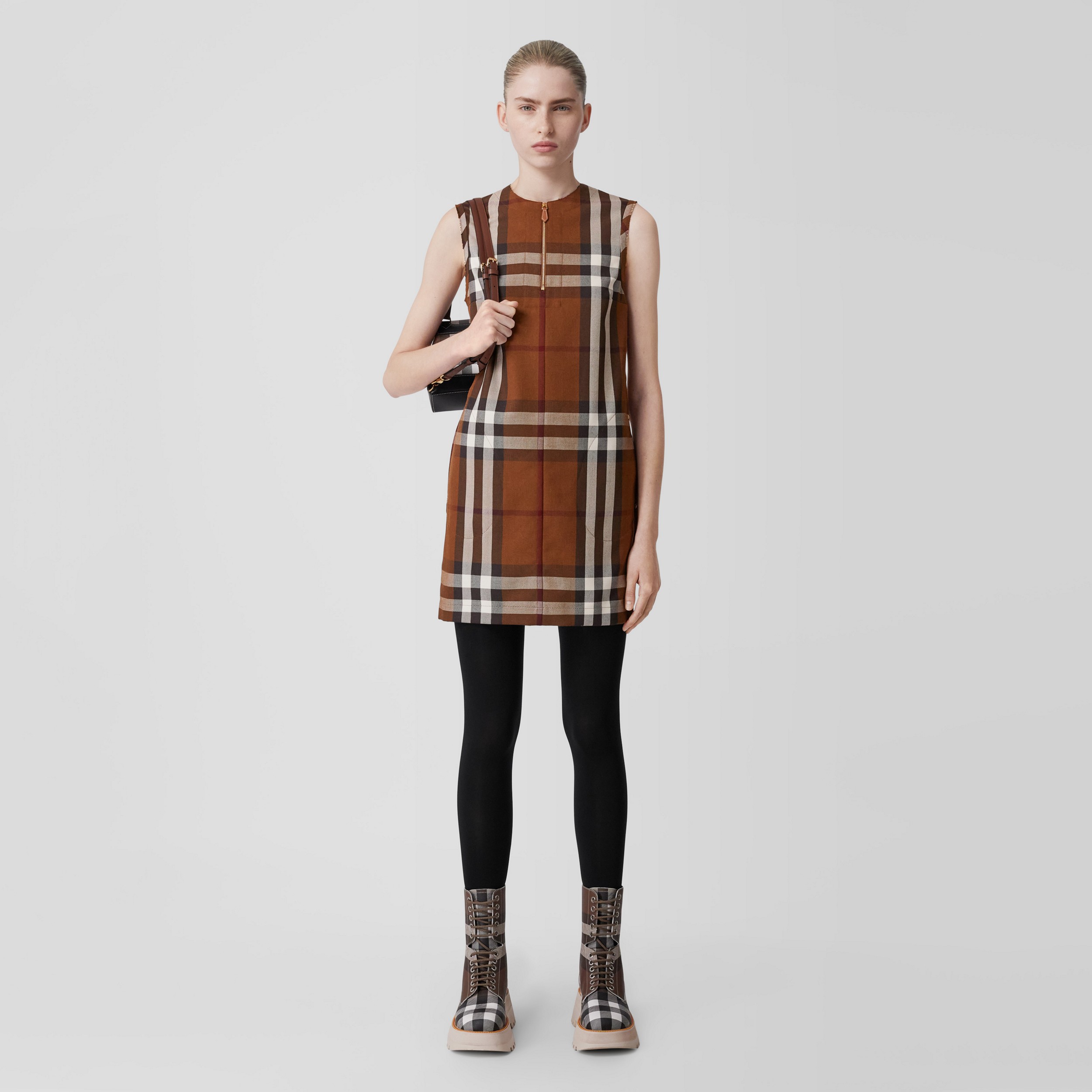 Robe sans manches en jacquard de laine et coton check (Bouleau Brun Sombre) - Femme | Site officiel Burberry® - 4