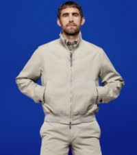 Modelo que luce chaqueta Harrington en tono heron con camisa y pantalones chinos a cuadros Burberry Check 