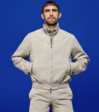 Mannequin portant une veste Harrington dans le coloris Heron avec une chemise à carreaux et un chino 