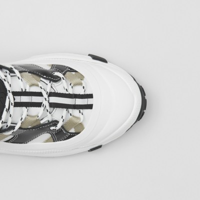 アイコンストライプディテール レザー アーサースニーカー (ホワイト／アイコンストライプ) - ウィメンズ | Burberry®公式サイト