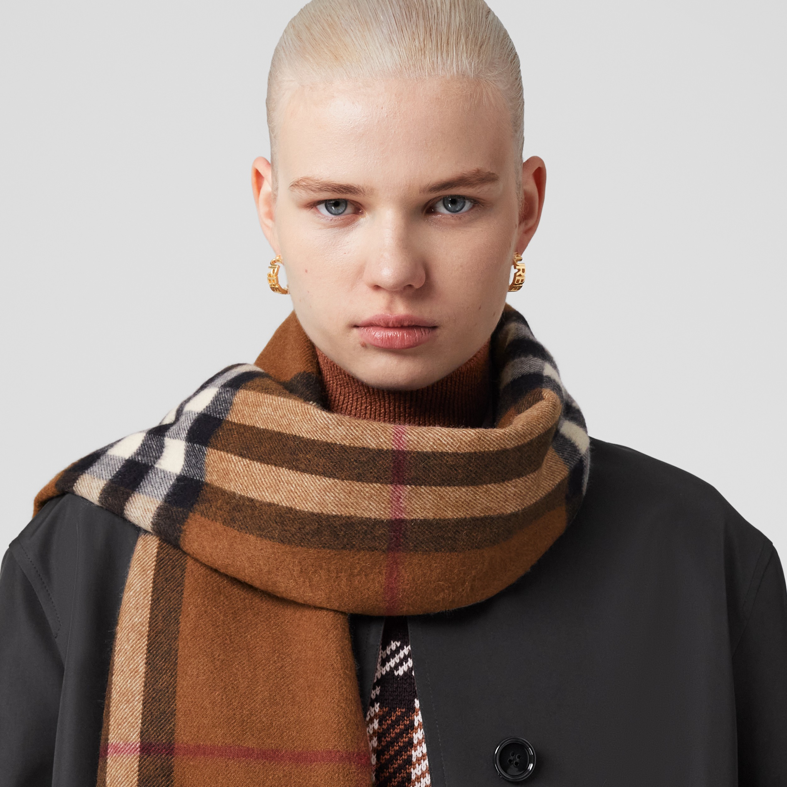 Exaggerated Check Cashmere Scarf in Dark Birch Brown | Burberry® Official - 3