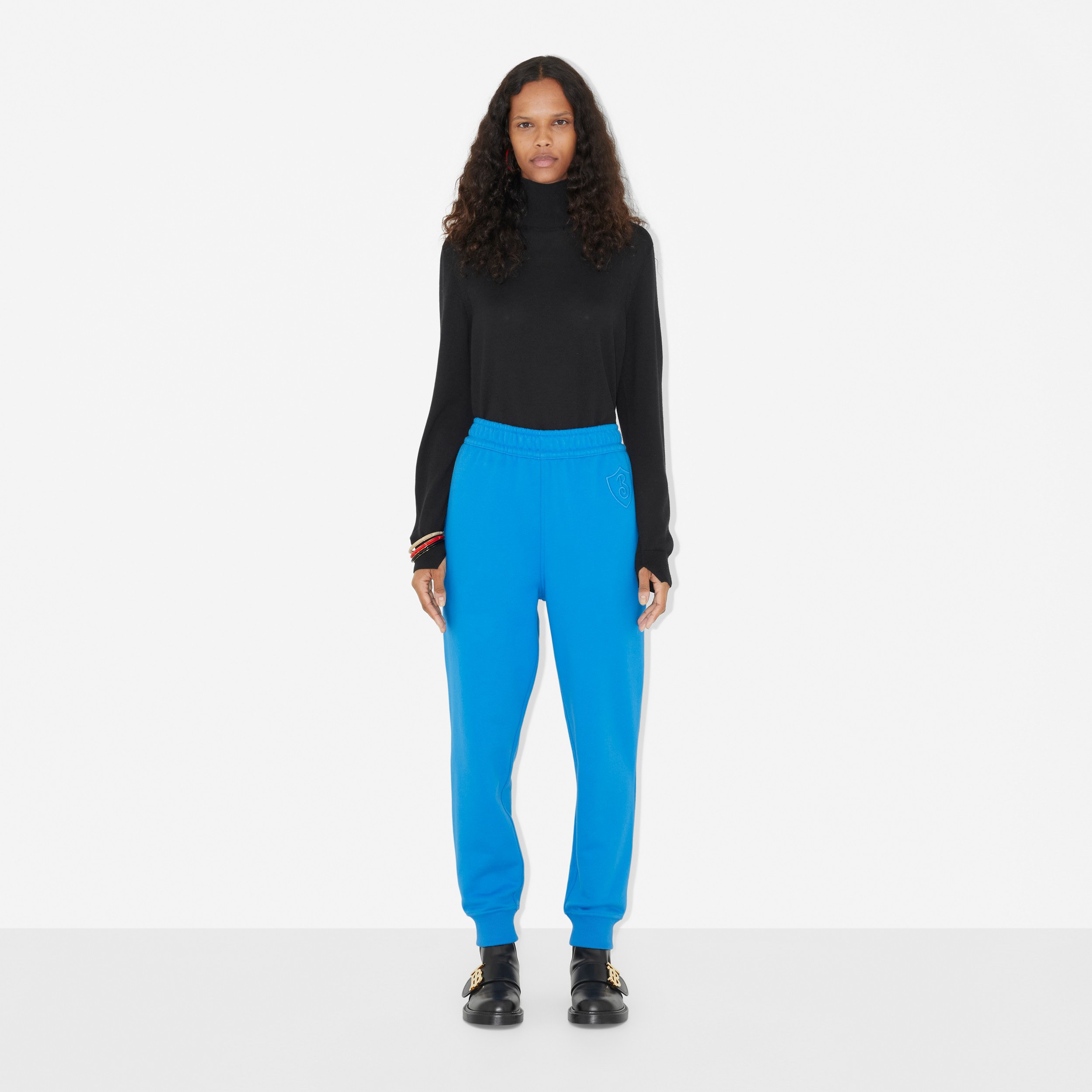 Calças jogger de algodão com letra bordada (Azul Vívido) - Mulheres | Burberry® oficial - 2