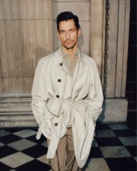 Campanha "It's Always Burberry Weather: London in Love" com o modelo David Gandy vestindo um trench coat Burberry