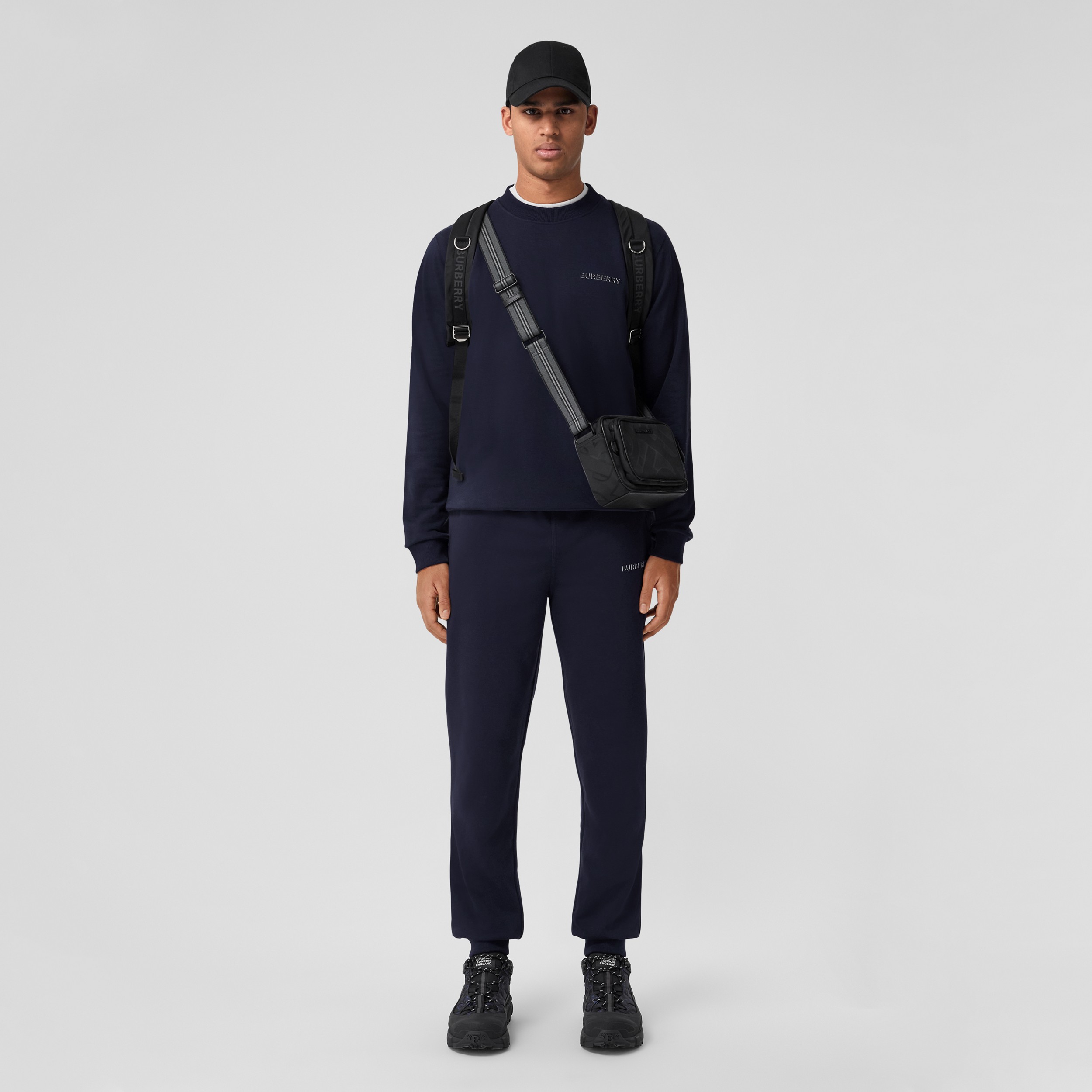 Pantaloni da jogging in cotone stretch con stampa con logo (Blu Carbone) - Uomo | Sito ufficiale Burberry® - 1
