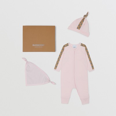 버버리 유아용 우주복 기프트 세트 Burberry Check Trim Cotton Three-piece Baby Gift Set