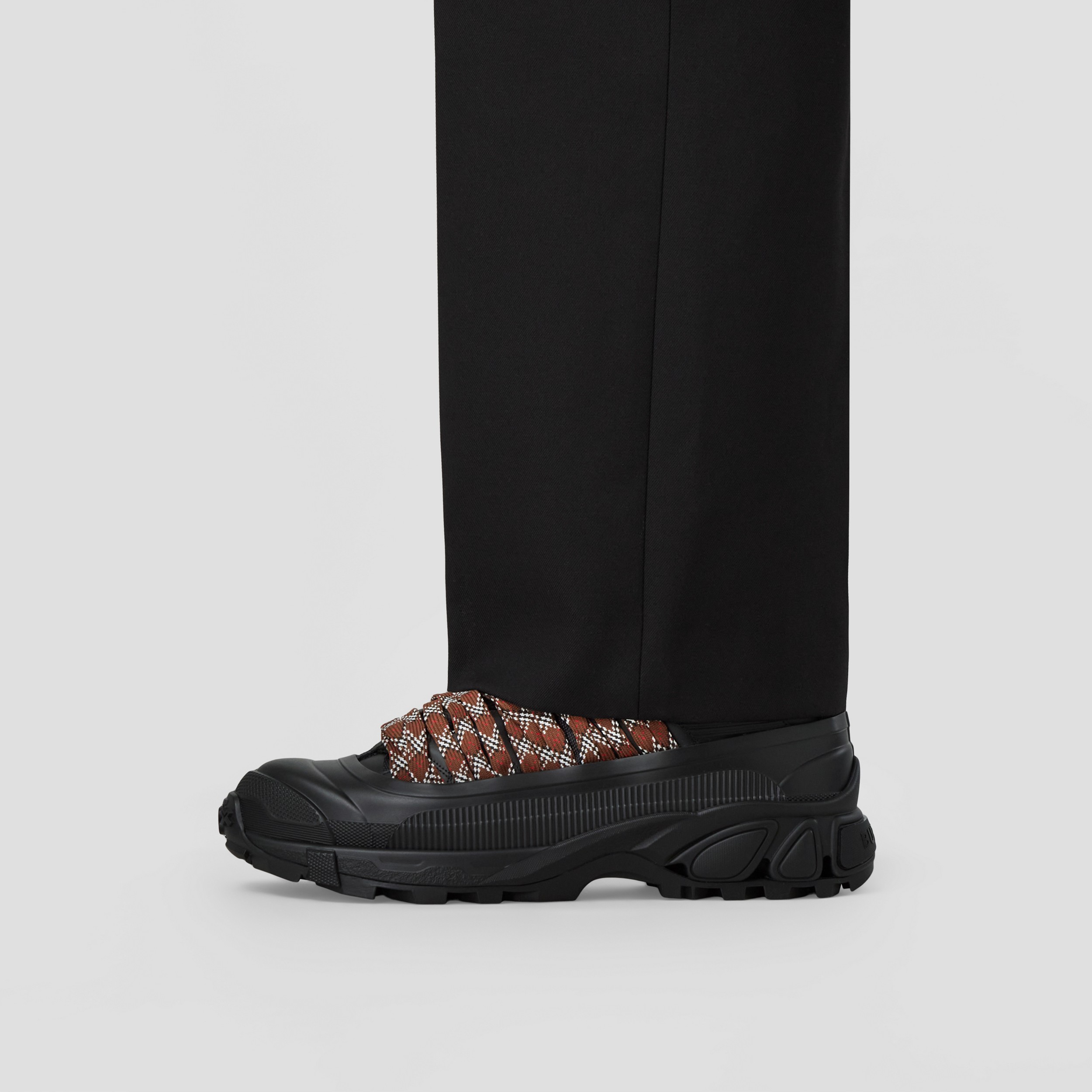 Zapatillas deportivas Arthur en piel y nailon (Negro/marrón Abedul Oscuro) | Burberry® oficial - 3