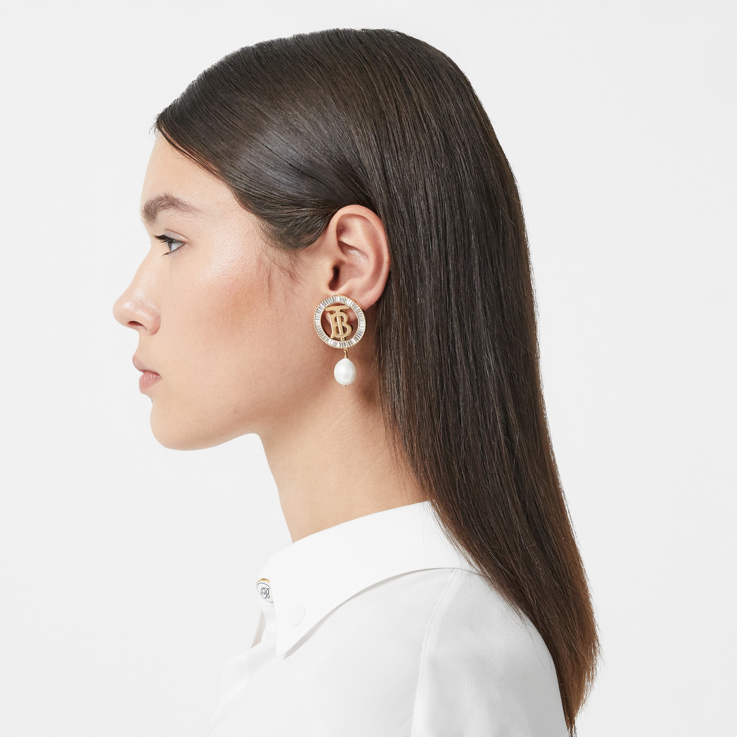 Boucles d'oreilles plaquées or Monogram avec perle (Clair/cristal/blanc) - Femme | Site officiel Burberry® - 2
