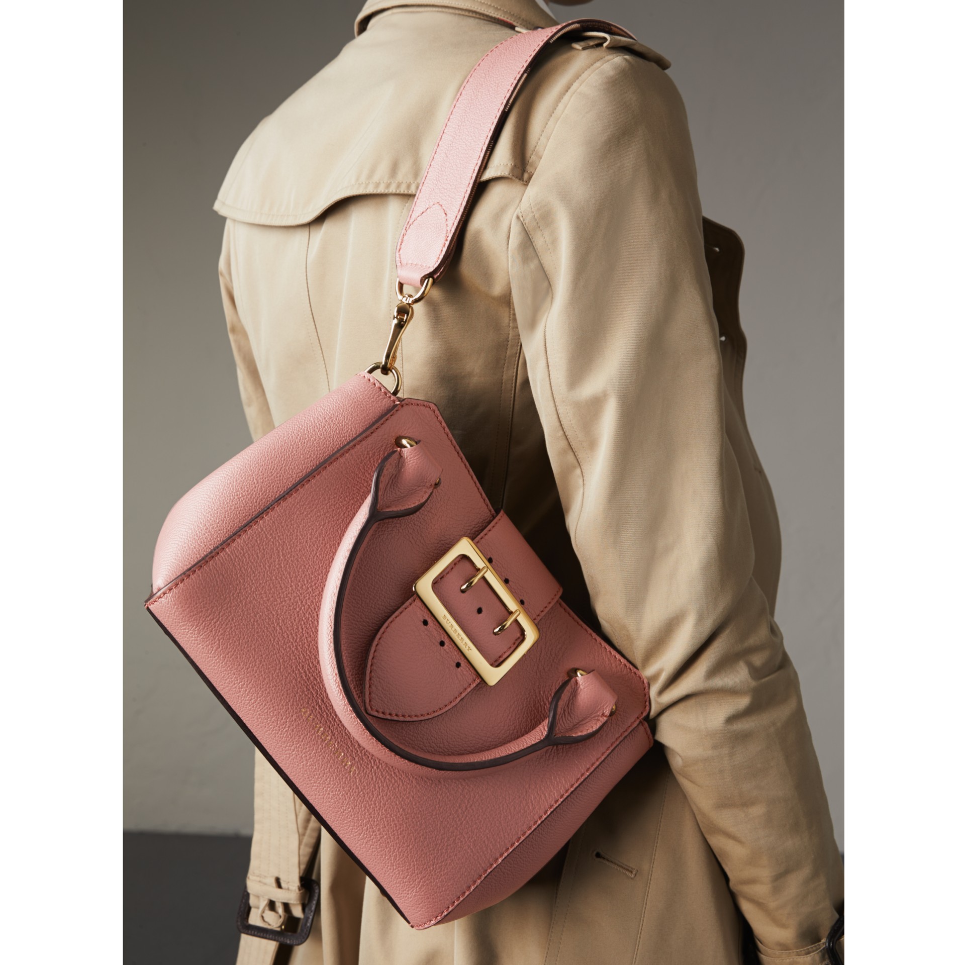 The Small Buckle Tote in Grainy Leather in Dusty Pink Women