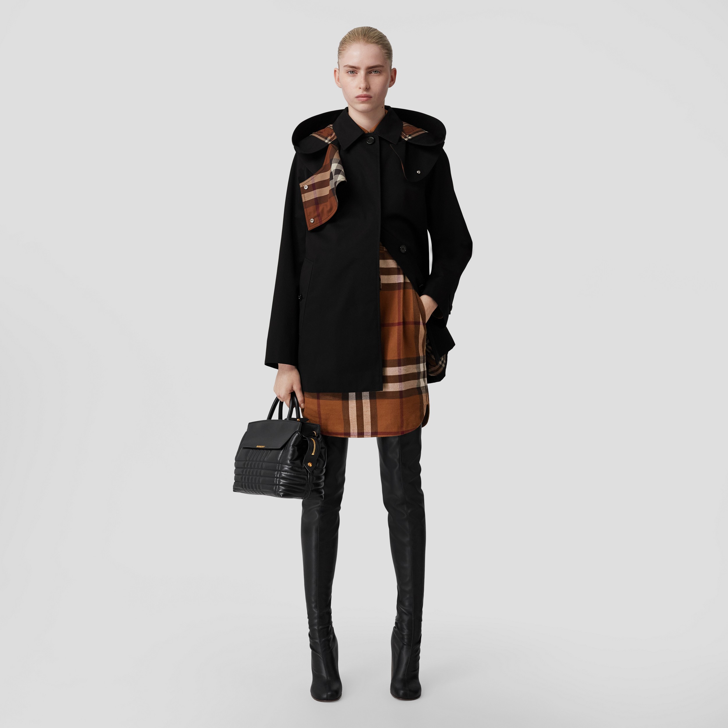 Paletot en gabardine de coton avec capuche amovible (Noir) - Femme | Site officiel Burberry® - 1