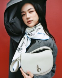 Tang Wei tenant un sac Rocking Horse dans le coloris Hunter