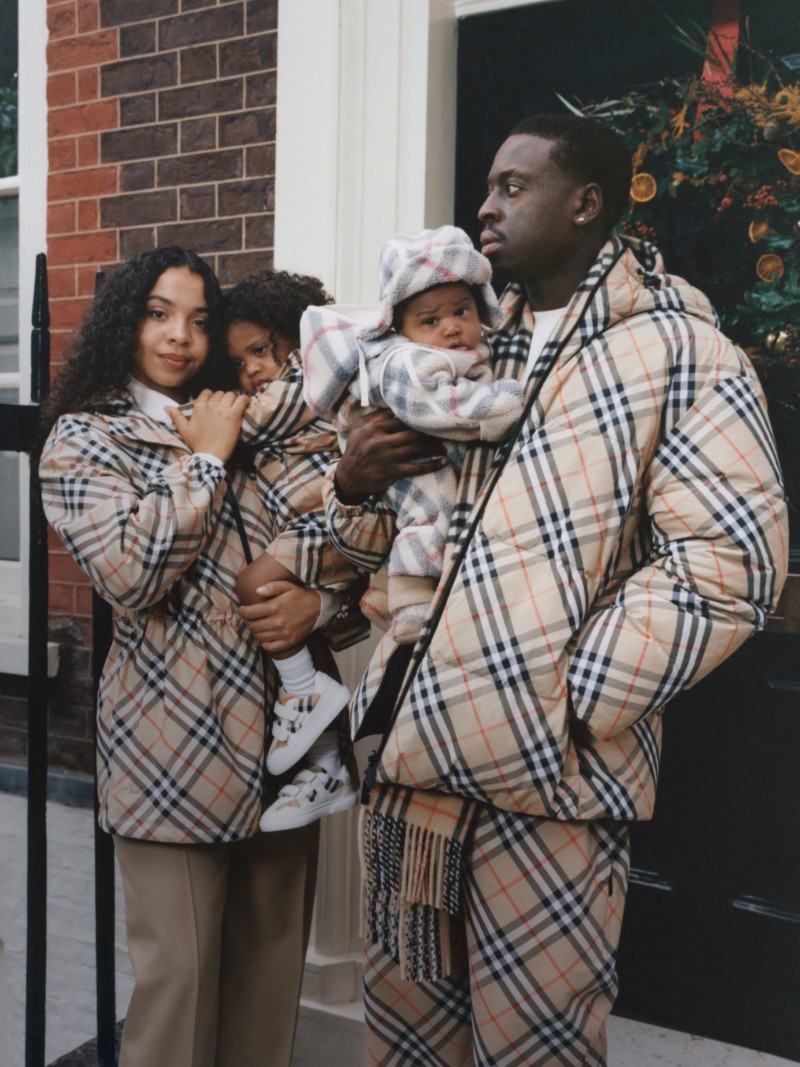 Gruppenfoto einer Familie in Burberry-Klassikern