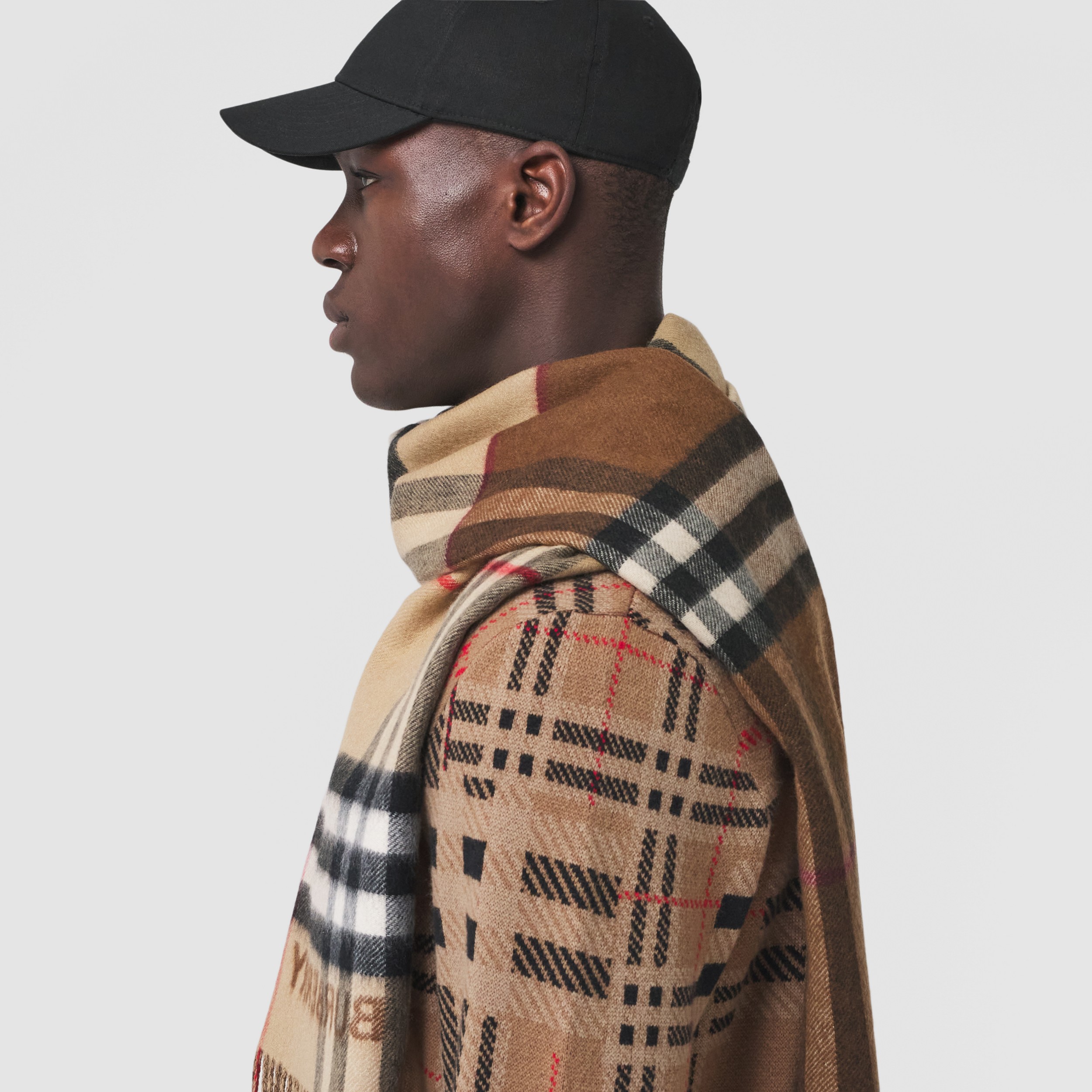Contrast Check Cashmere Scarf in Archive Beige/birch Brown | Burberry® Official - 4