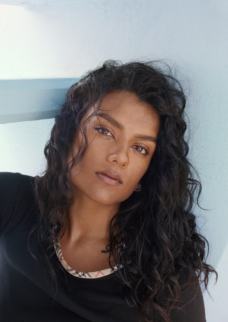 バーバリーチェックトリム ストレッチコットンTシャツ（ブラック）を着た俳優シモーヌ・アシュリーの写真