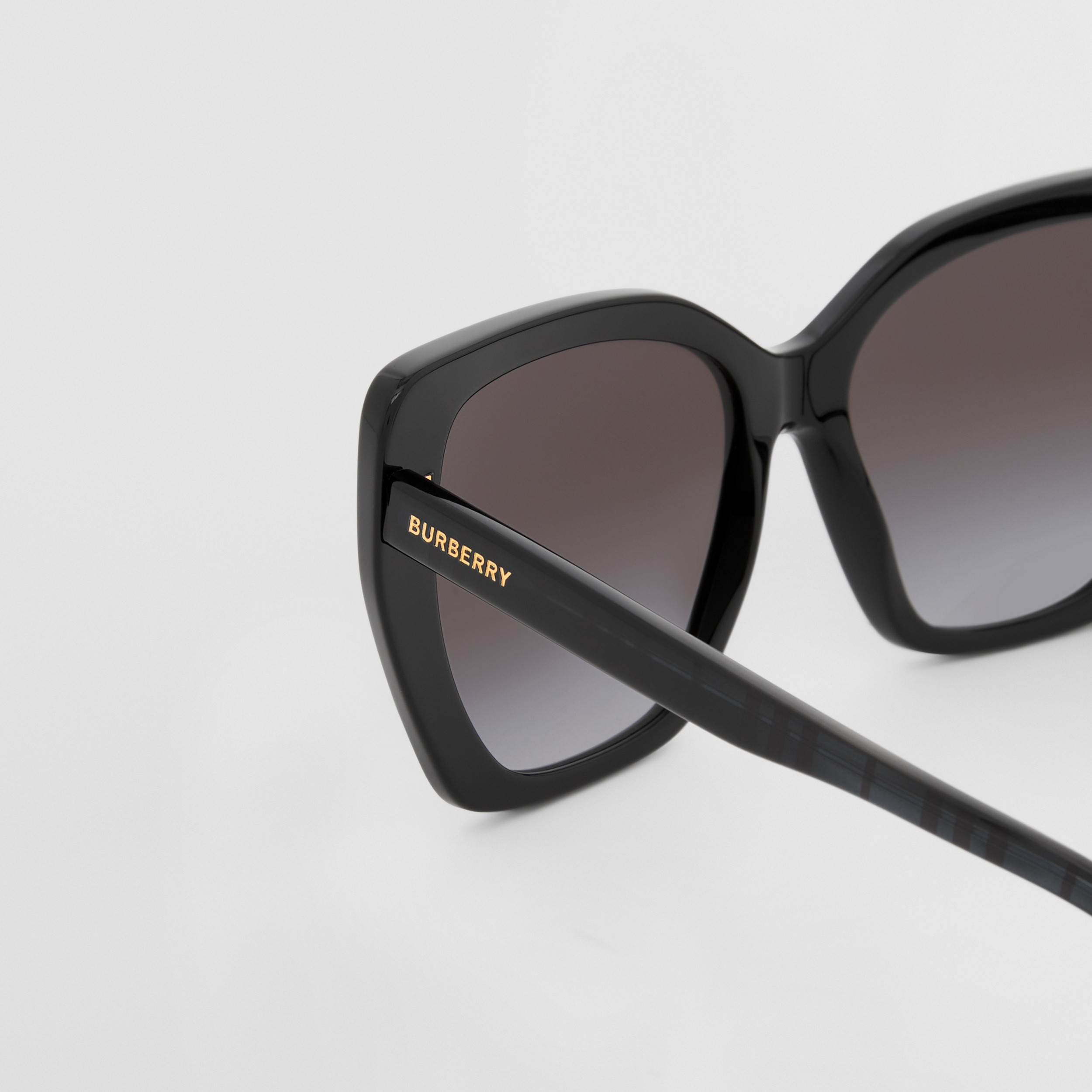 Gafas de sol con montura de ojo de gato a cuadros (Negro) - Mujer | Burberry® oficial - 2