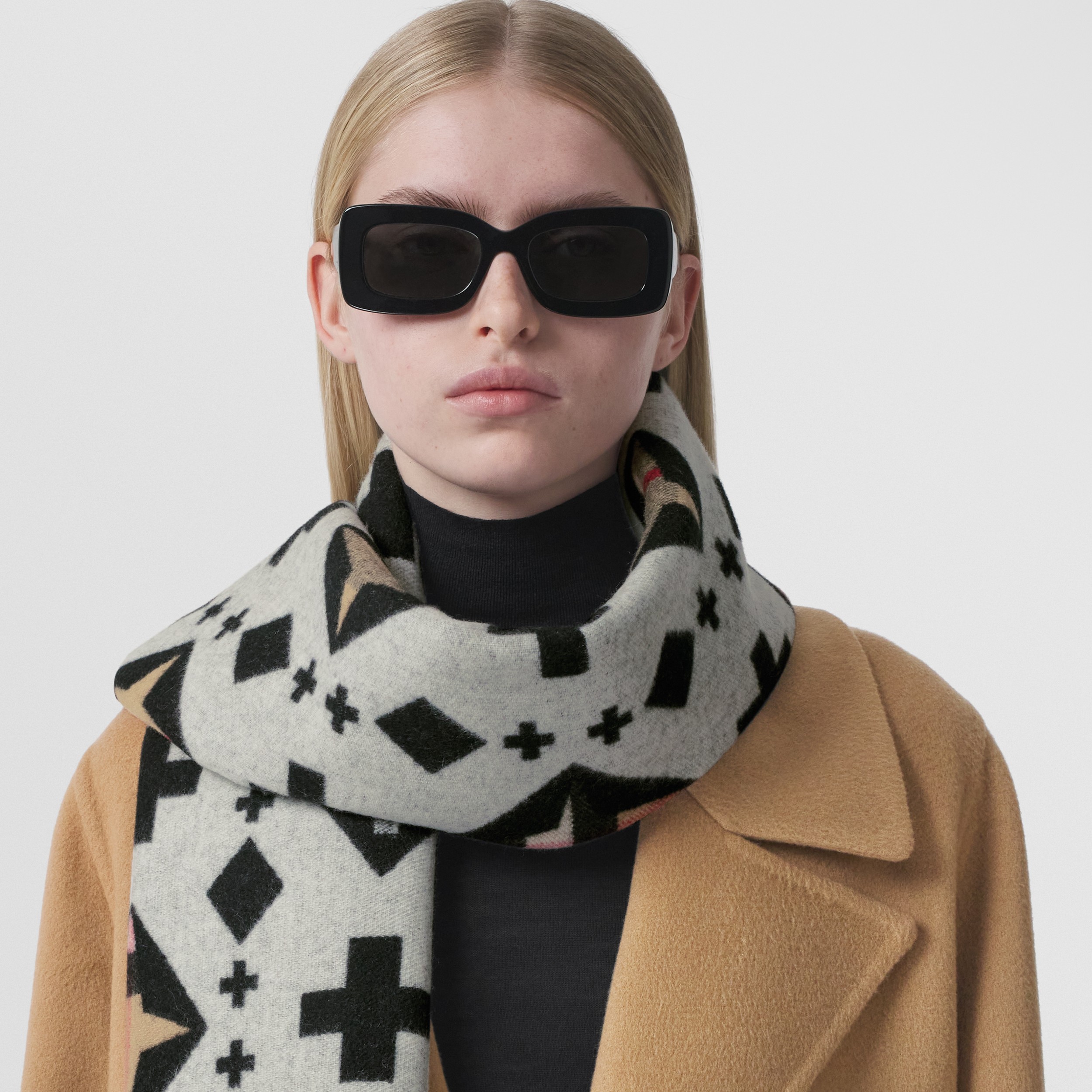 Geometric Check Cashmere Jacquard Scarf in Archive Beige/black/white | Burberry® Official - 3