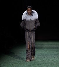 Model in Cropped-Parka aus Satin in der Farbe Bison mit Lammfellbesatz