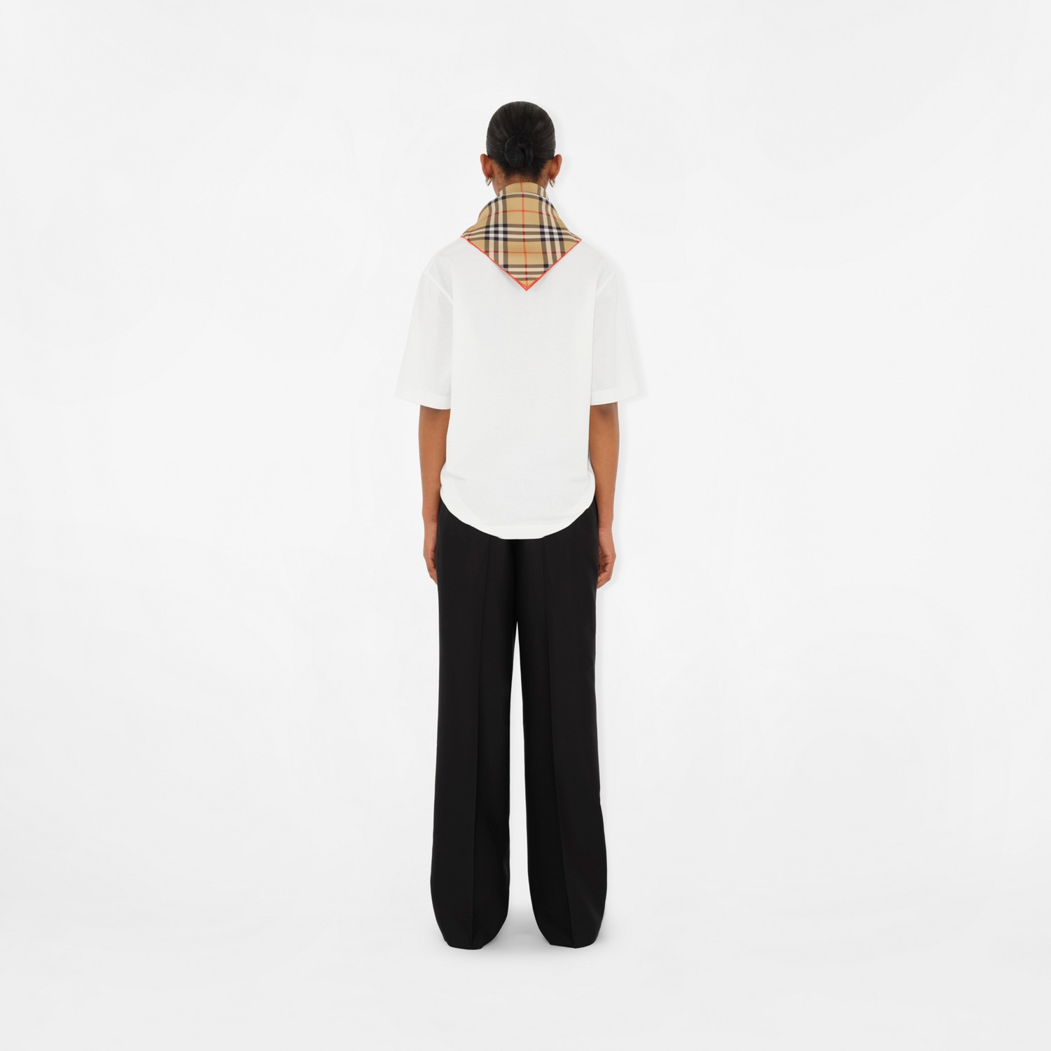 チェック シルク スカーフ (サンド) | Burberry®公式サイト チェック シルク スカーフ (サンド) | Burberry®公式サイト