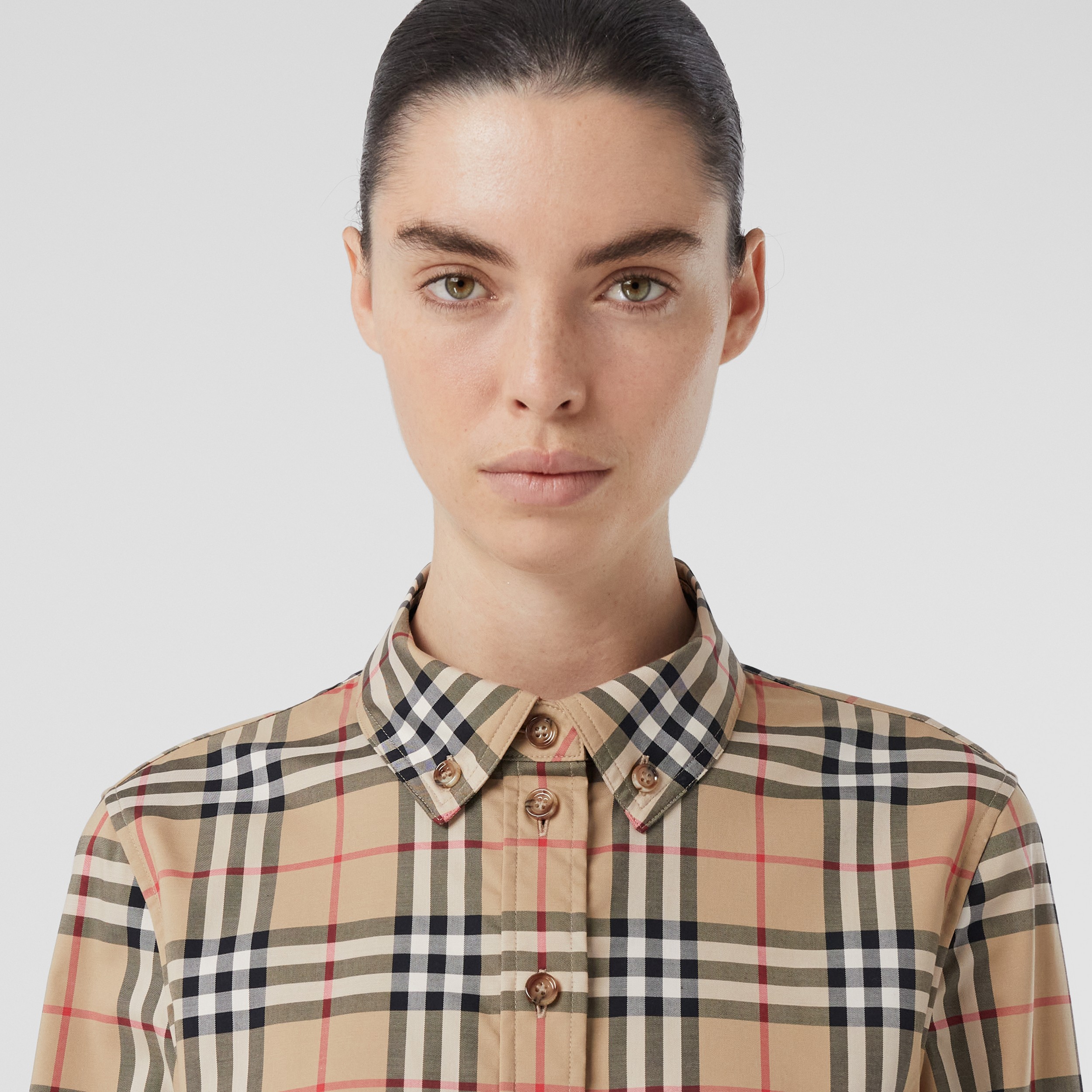 Camisa de algodão em Vintage Check com colarinho abotoado (Bege Clássico) - Mulheres | Burberry® oficial - 2