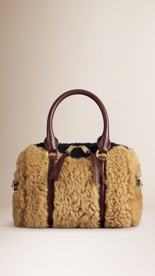 Bolsa Mini Bee em shearling