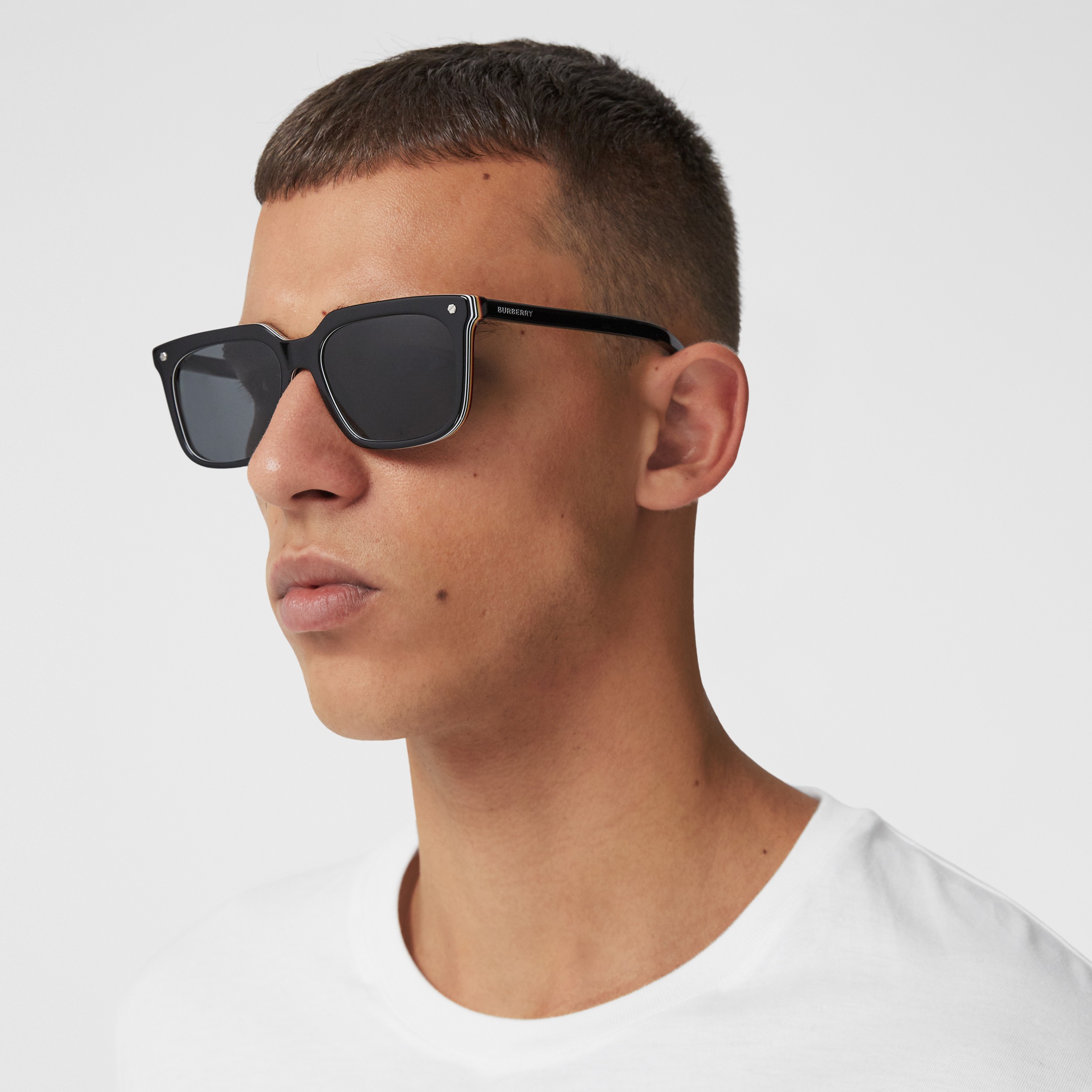Gafas de sol con montura cuadrada y detalle a rayas (Negro) - Hombre | Burberry® oficial - 3