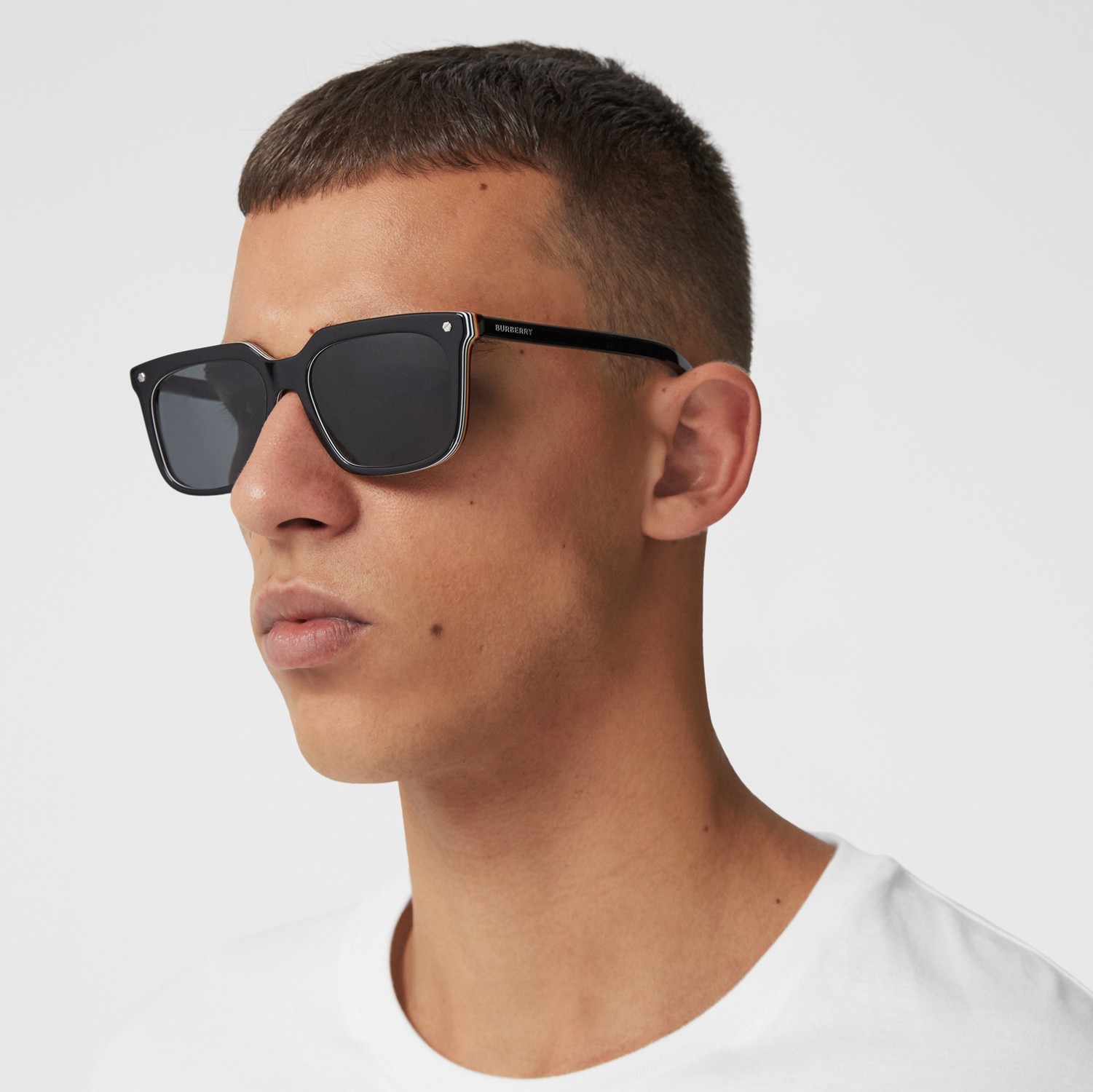 Sonnenbrille mit eckigem Gestell und Streifendetail (Schwarz) - Herren | Burberry®