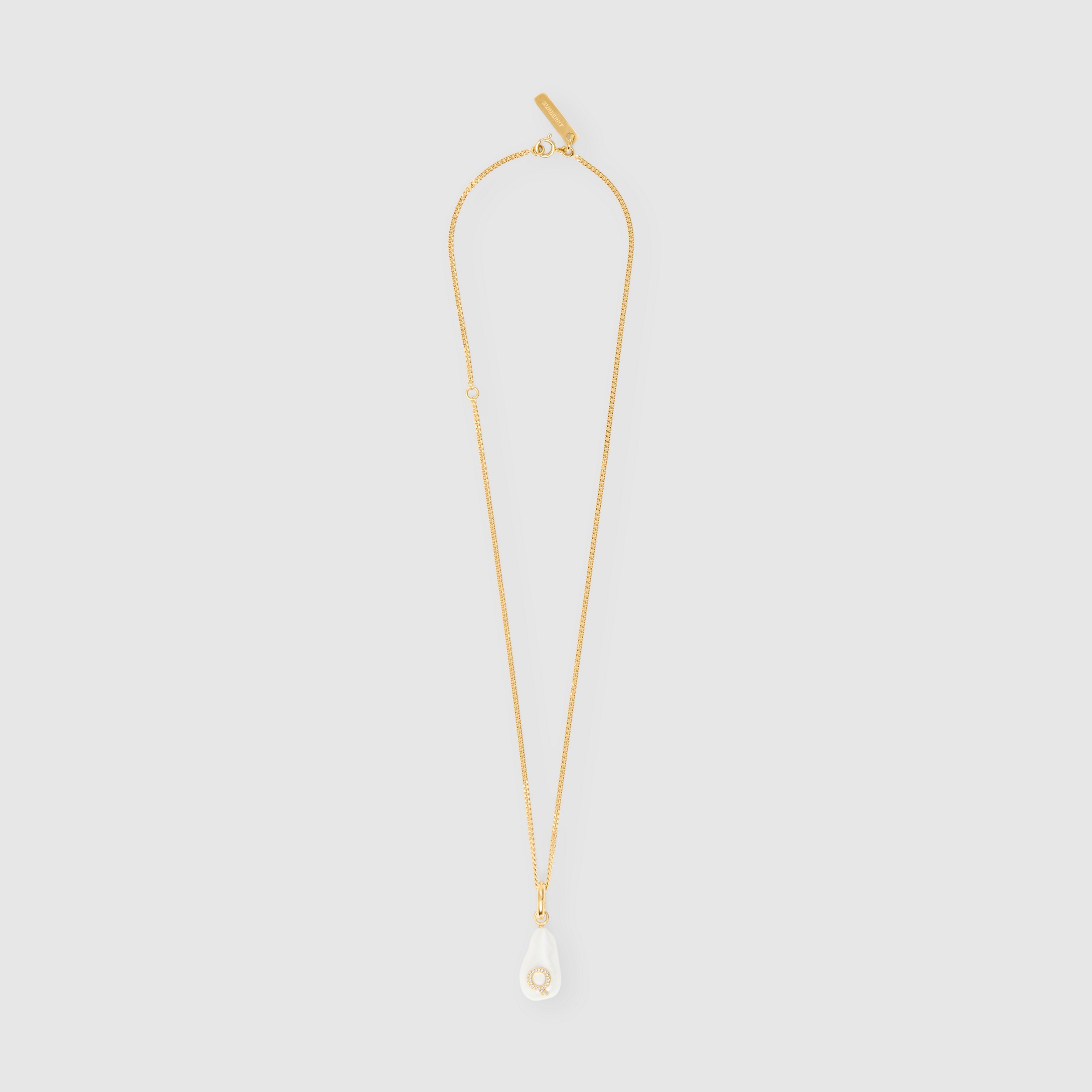 Dije de letra Q con perla de resina y cristales - Solo en línea (Dorado Claro/madreperla) - Mujer | Burberry® oficial - 3