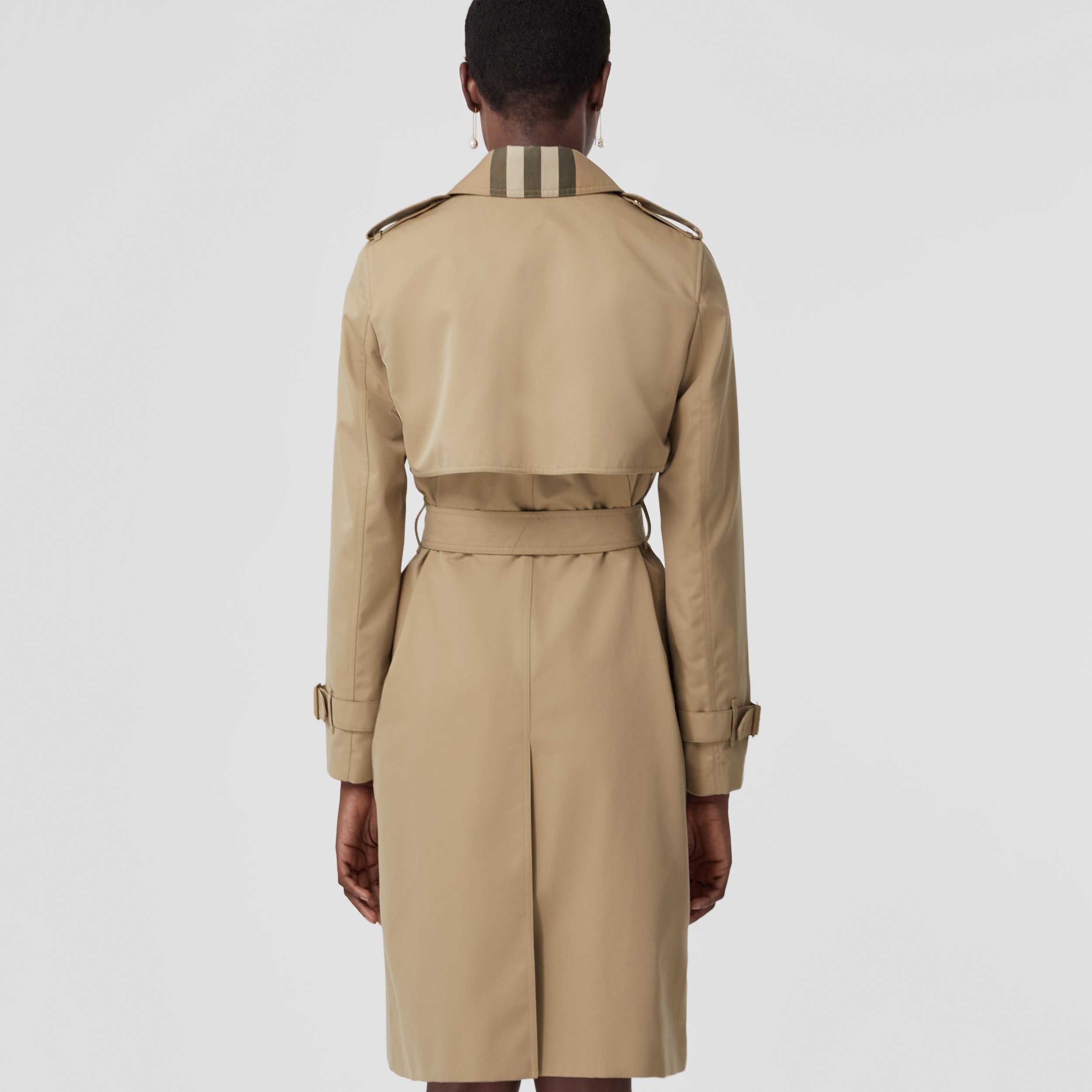 Trench coat de gabardine de algodão com recorte xadrez (Mel) - Mulheres | Burberry® oficial - 3