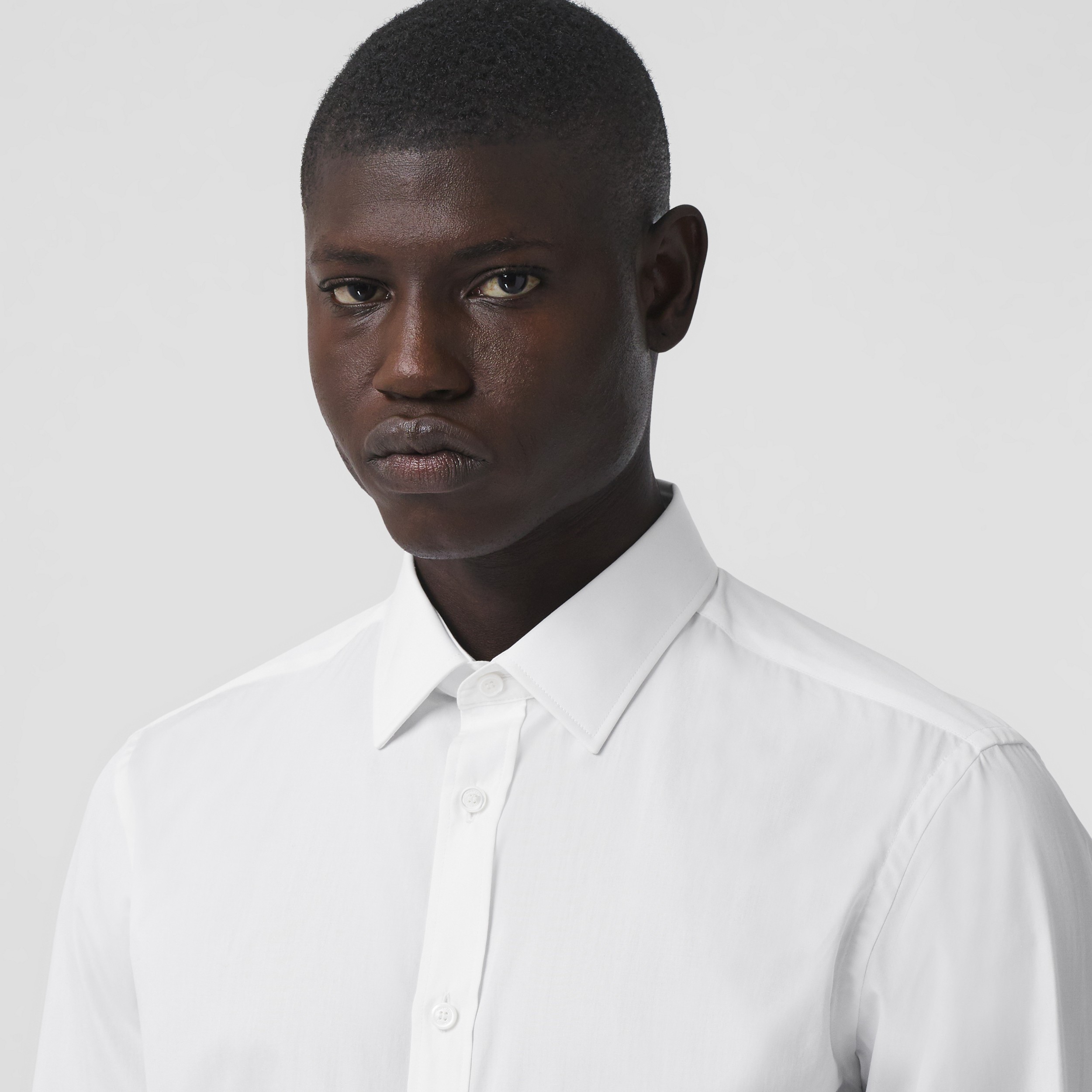 Camisa ajustada en popelina de algodón con motivo de monograma (Blanco) - Hombre | Burberry® oficial - 2