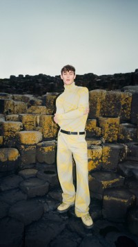 Kampagne für Winter 2023 mit Model in gelbem Karo-Outfit