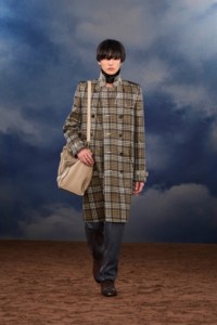 Burberry SS26 Show model Weijia Feng wearing a Check coated trench coat and an Extra large Hampstead tote