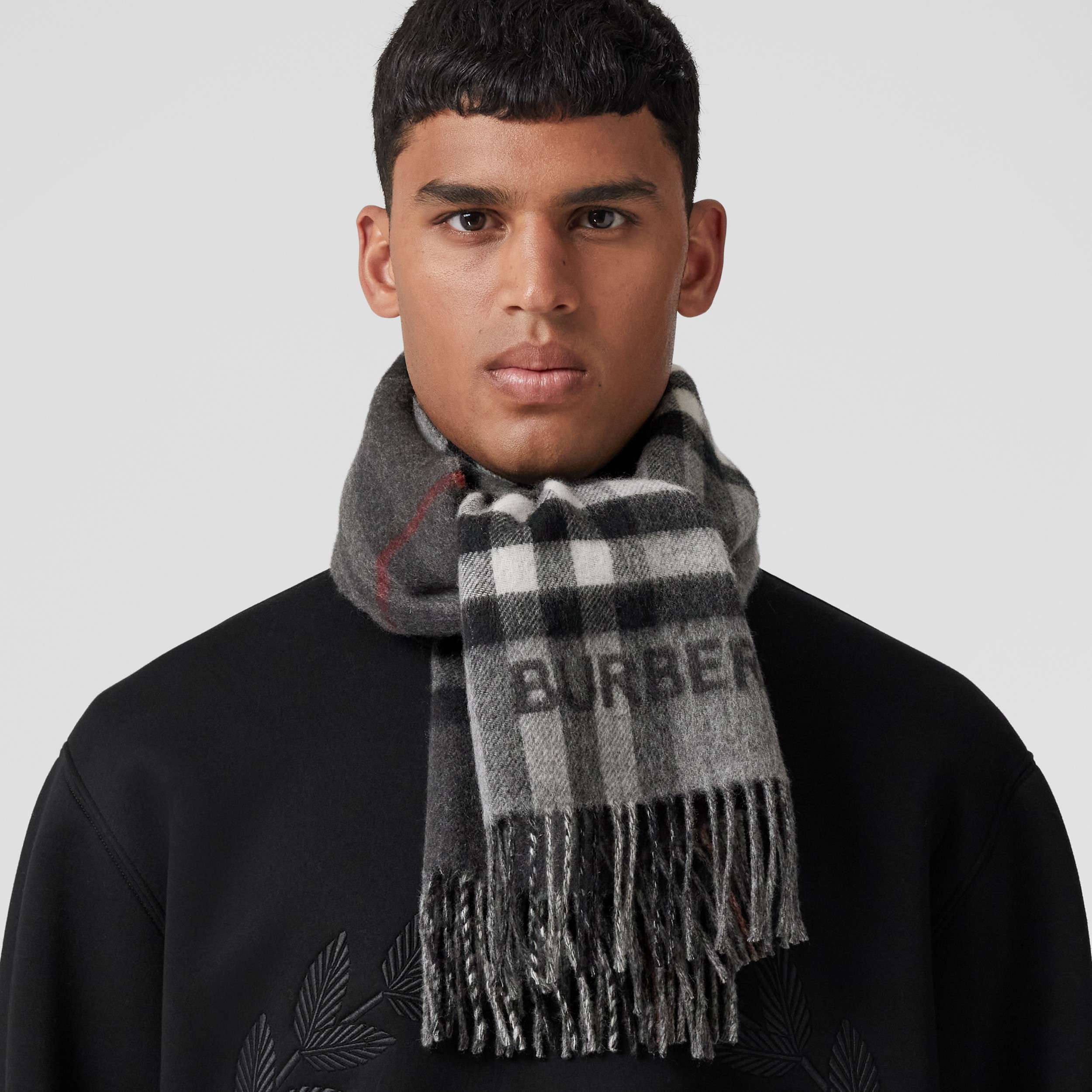 Contrast Check Cashmere Scarf in Grey/charcoal | Burberry® Official - 4