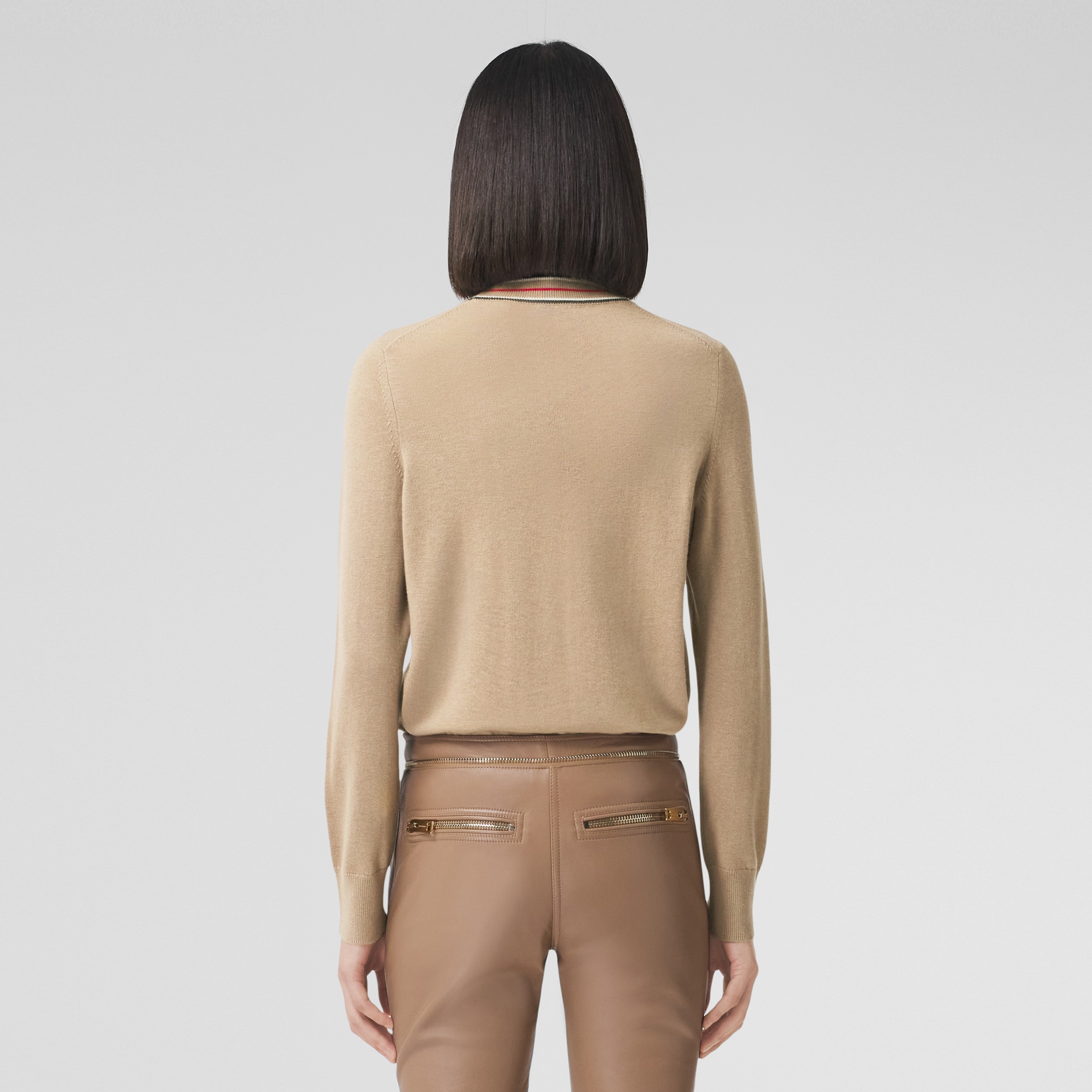 Suéter de cashmere com detalhe de listras (Camel) - Mulheres | Burberry® oficial - 3