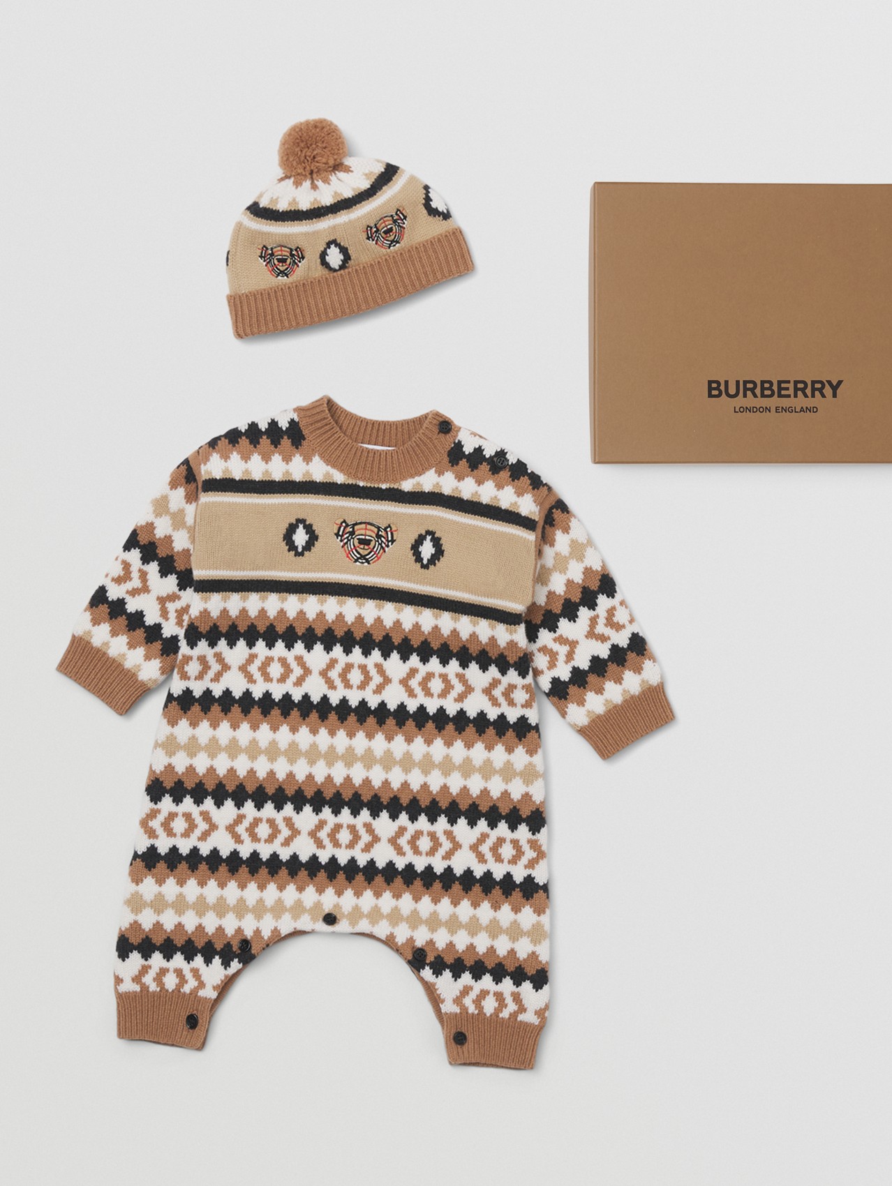 费尔岛花纹羊绒混纺两件套婴儿礼品套装 in 驼色