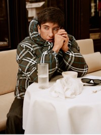 Schauspieler Barry Keoghan in wattierter Jacke im Burberry Check