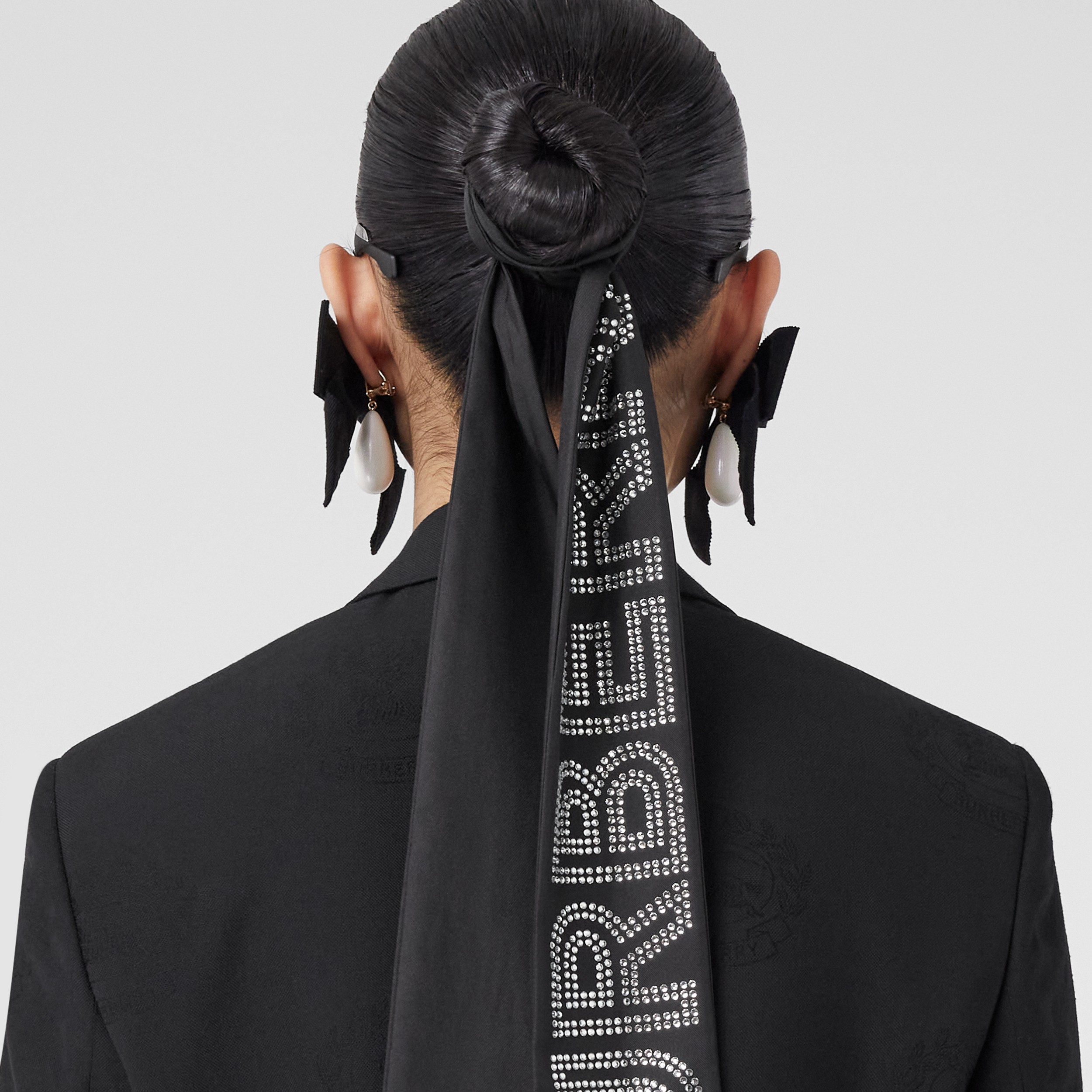 Skinny scarf de seda com logotipo em cristais (Preto) | Burberry® oficial - 3